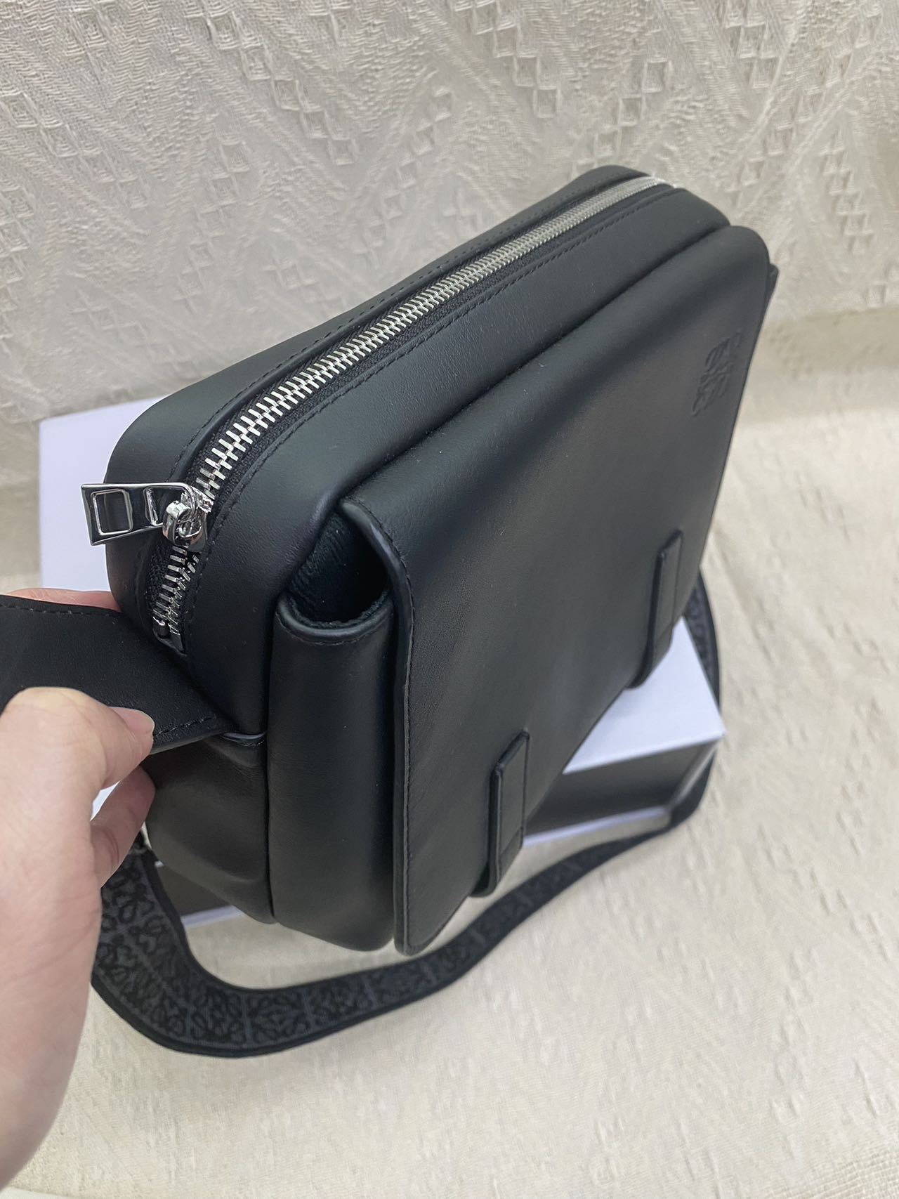 LOEWE ミリタリー スムース レザー メッセンジャーバッグ