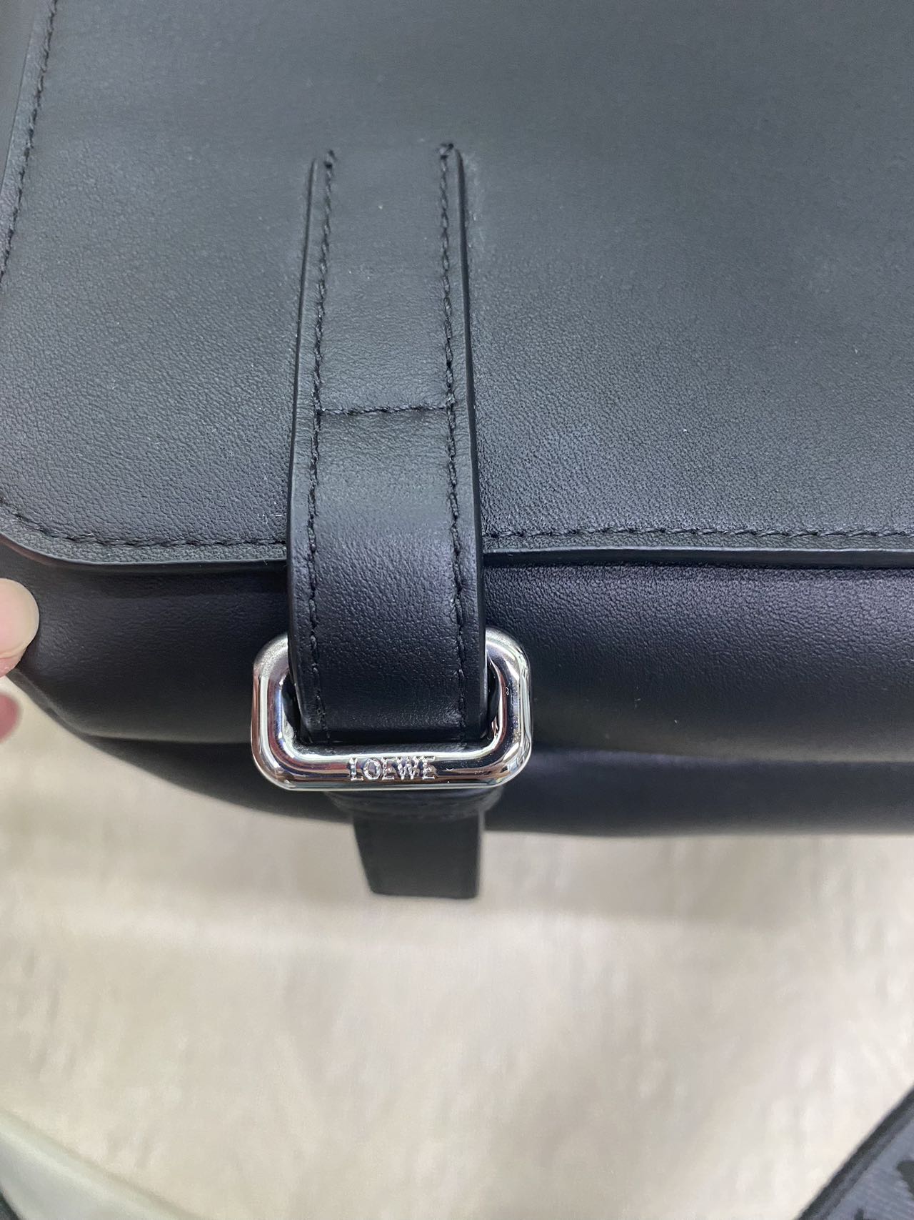LOEWE ミリタリー スムース レザー メッセンジャーバッグ