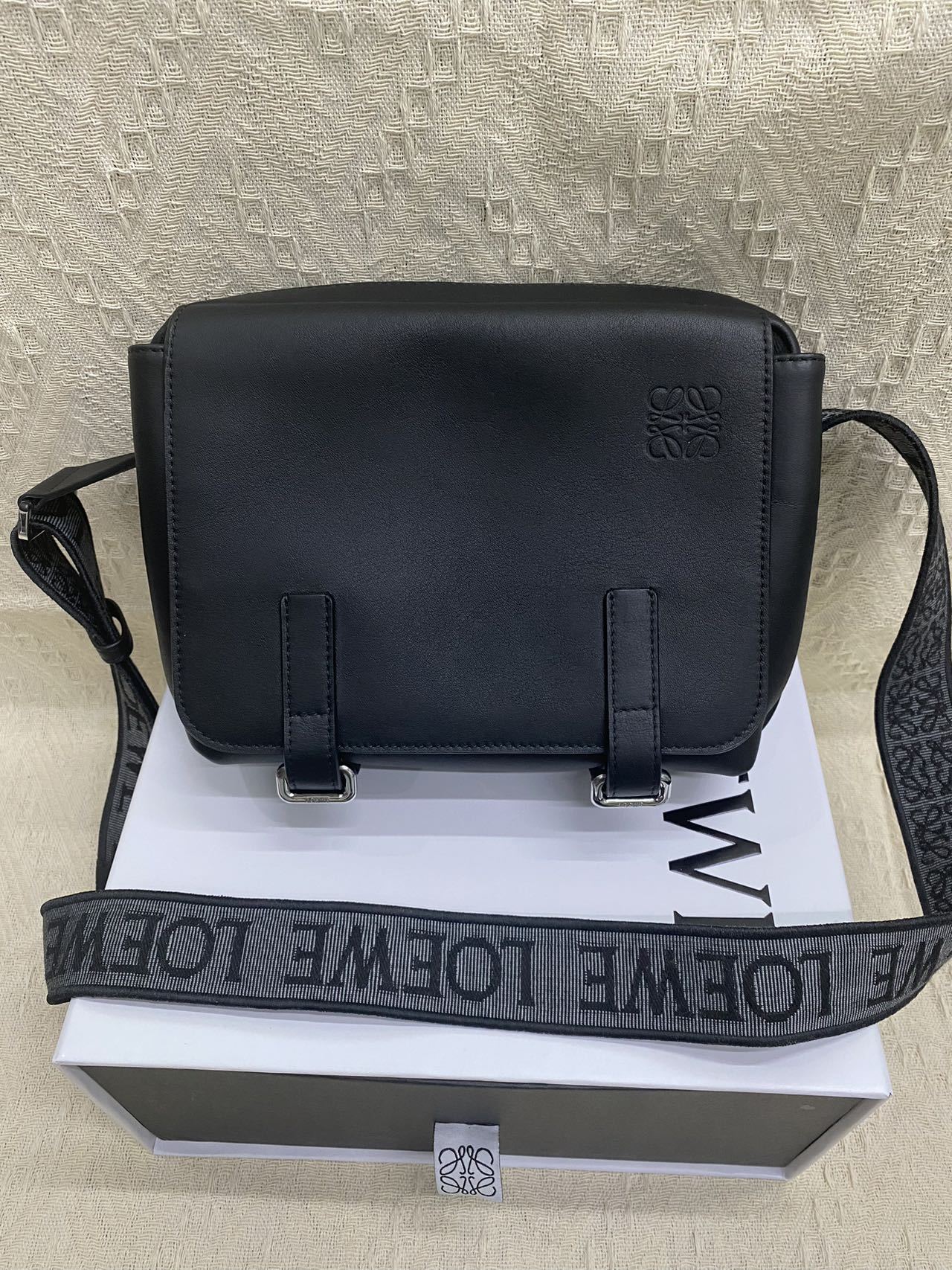 LOEWE ミリタリー スムース レザー メッセンジャーバッグ