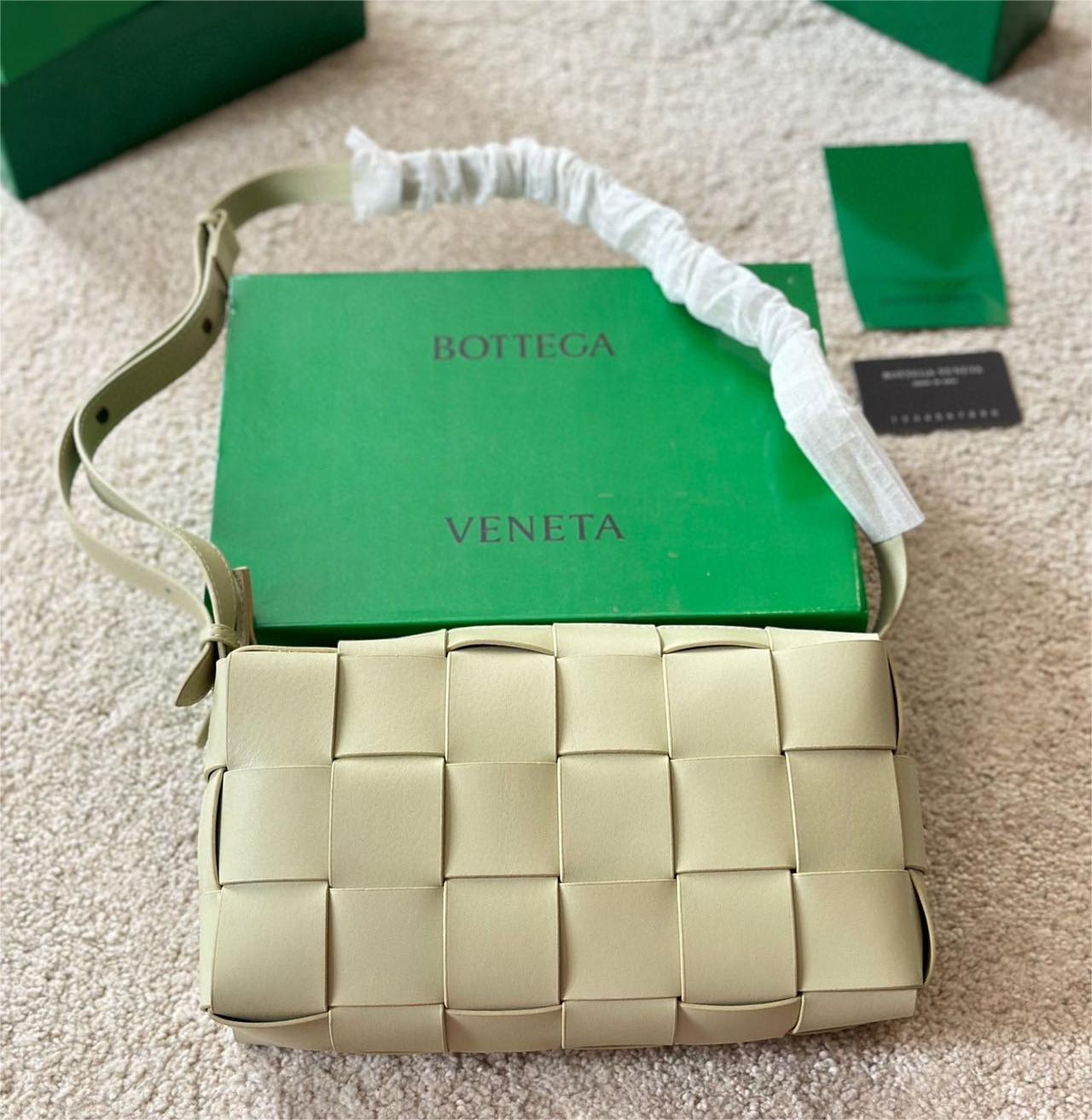 ★BOTTEGA VENETA*カセット クロスボディバッグ