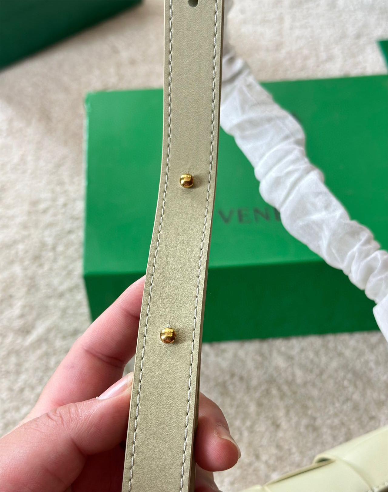 ★BOTTEGA VENETA*カセット クロスボディバッグ