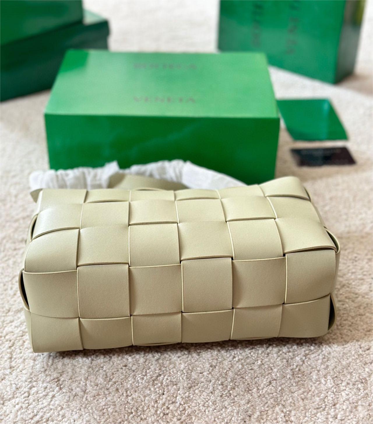 ★BOTTEGA VENETA*カセット クロスボディバッグ