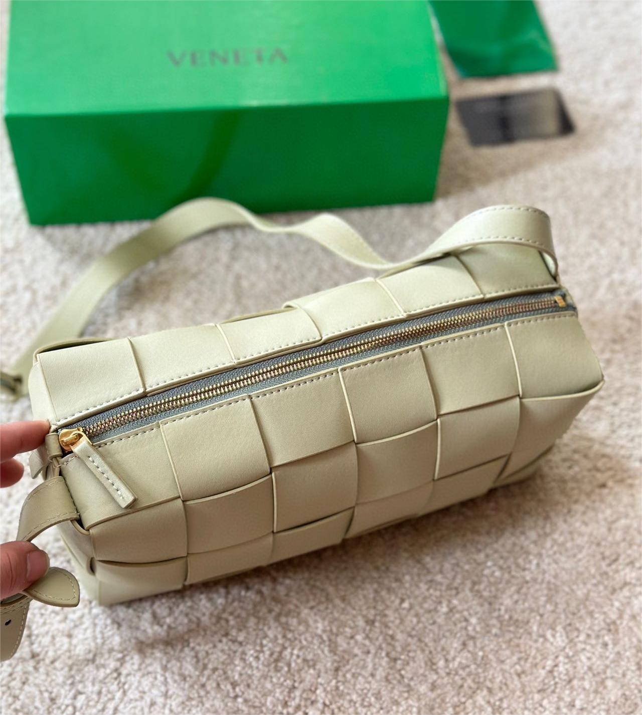 ★BOTTEGA VENETA*カセット クロスボディバッグ