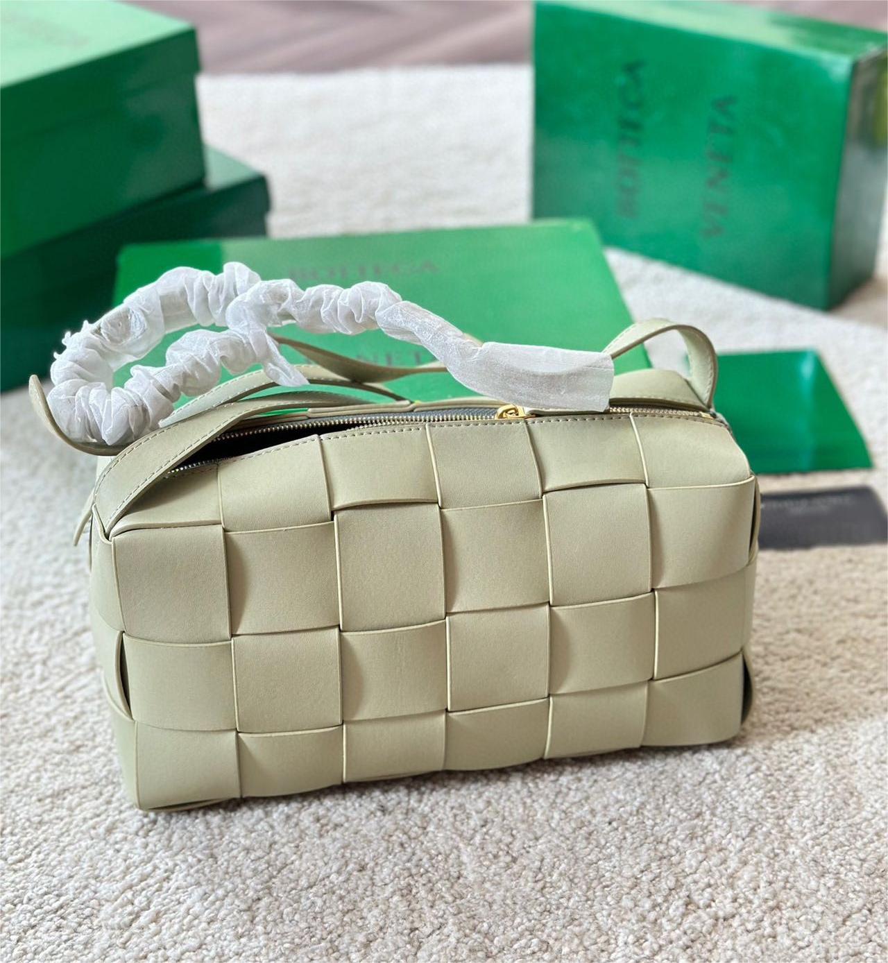 ★BOTTEGA VENETA*カセット クロスボディバッグ