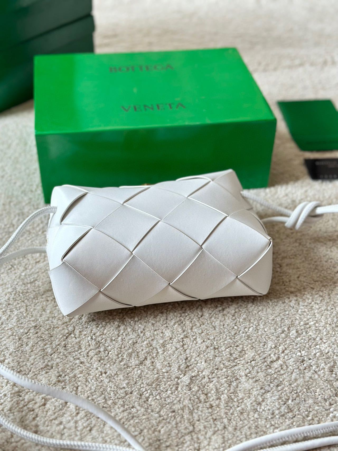 ★BOTTEGA VENETA*Cassette  カセット バッグ