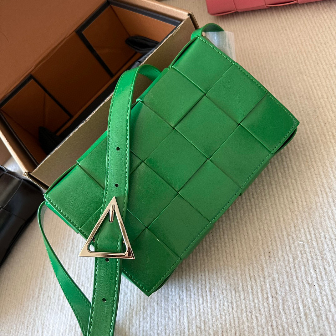 ボッテガヴェネタ カセット クロスボディバッグ