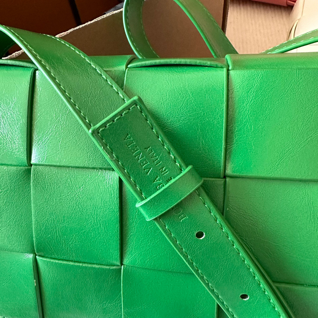 ボッテガヴェネタ カセット クロスボディバッグ