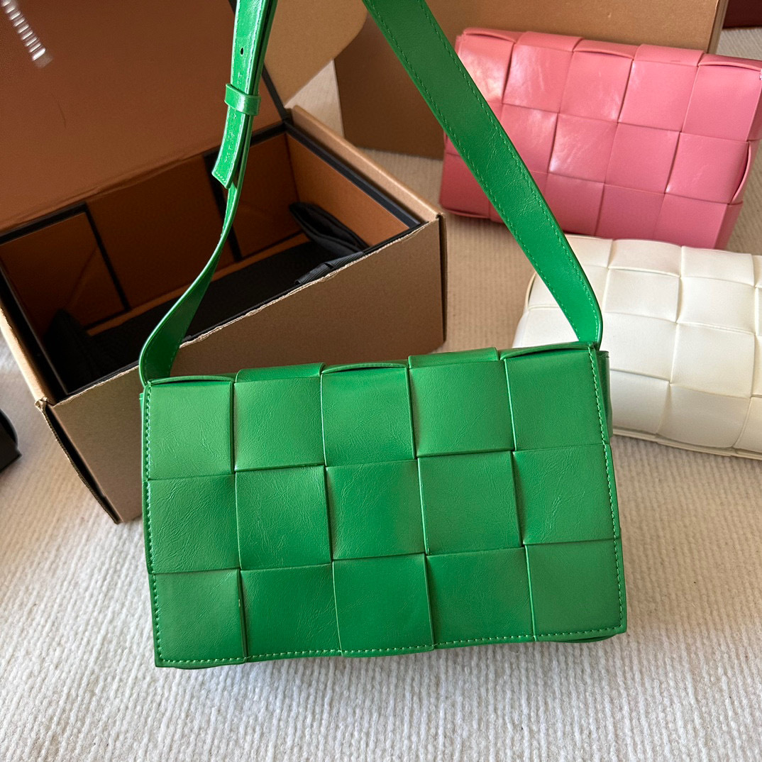 ボッテガヴェネタ カセット クロスボディバッグ