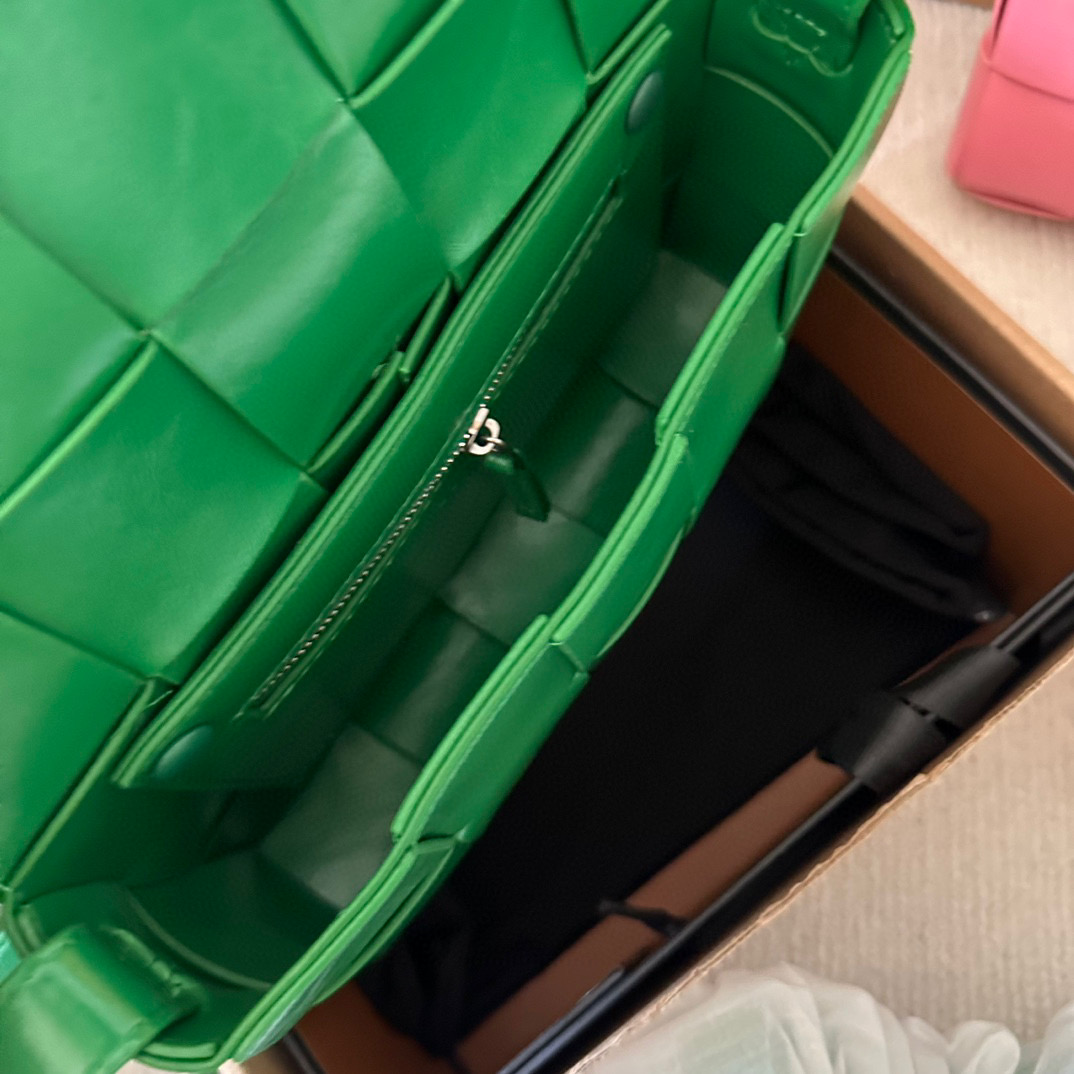 ボッテガヴェネタ カセット クロスボディバッグ