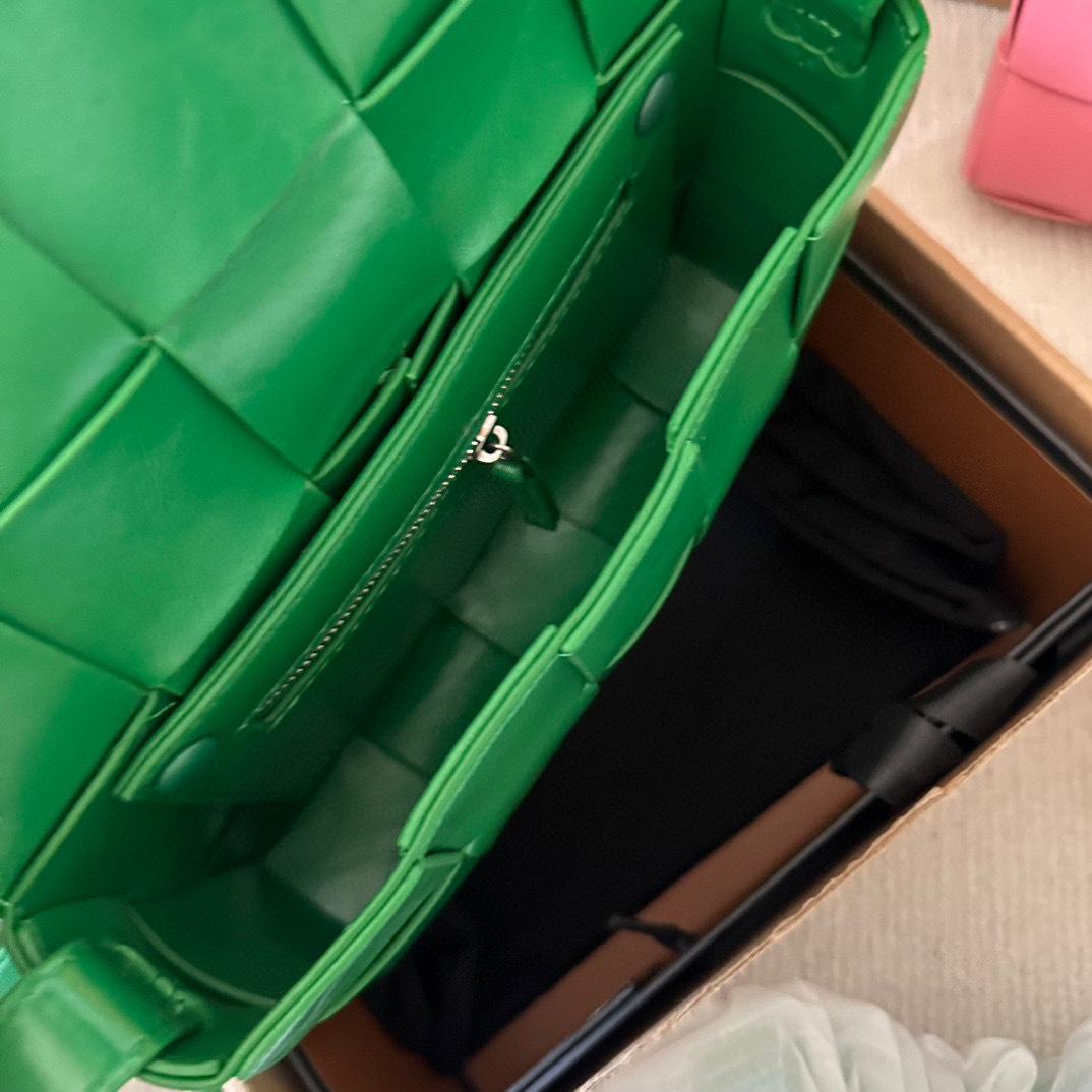 ボッテガヴェネタ カセット クロスボディバッグ