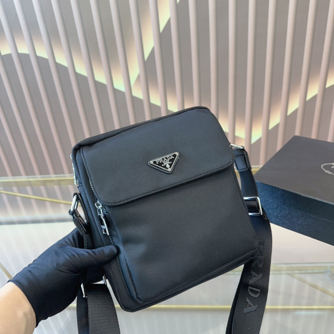 PRADA メンズ ショルダーバッグ