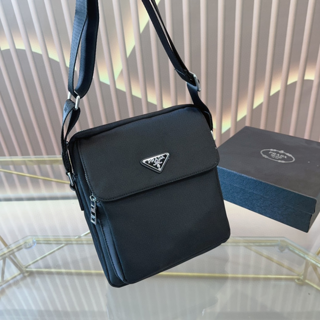 PRADA メンズ ショルダーバッグ