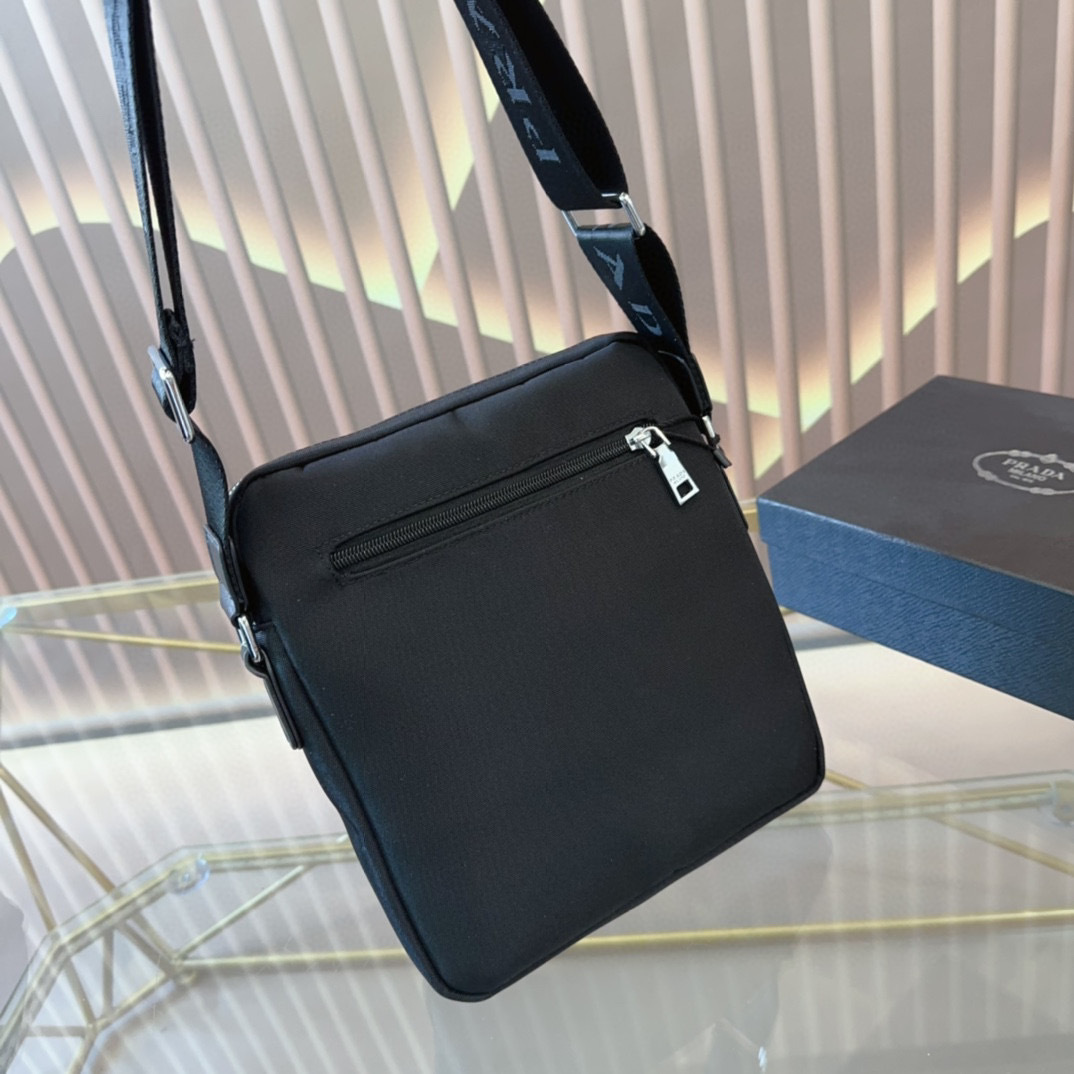 PRADA メンズ ショルダーバッグ