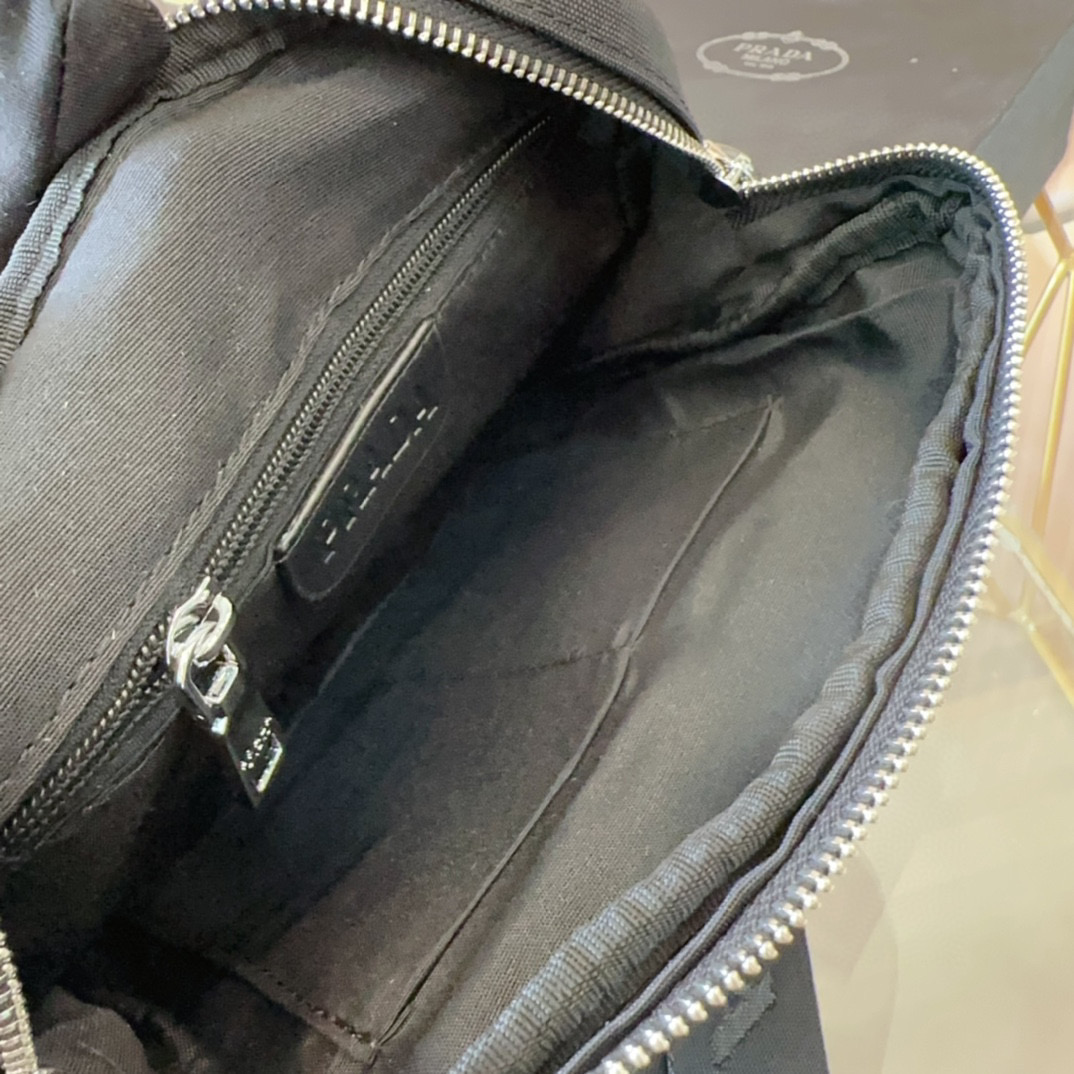 PRADA メンズ ショルダーバッグ