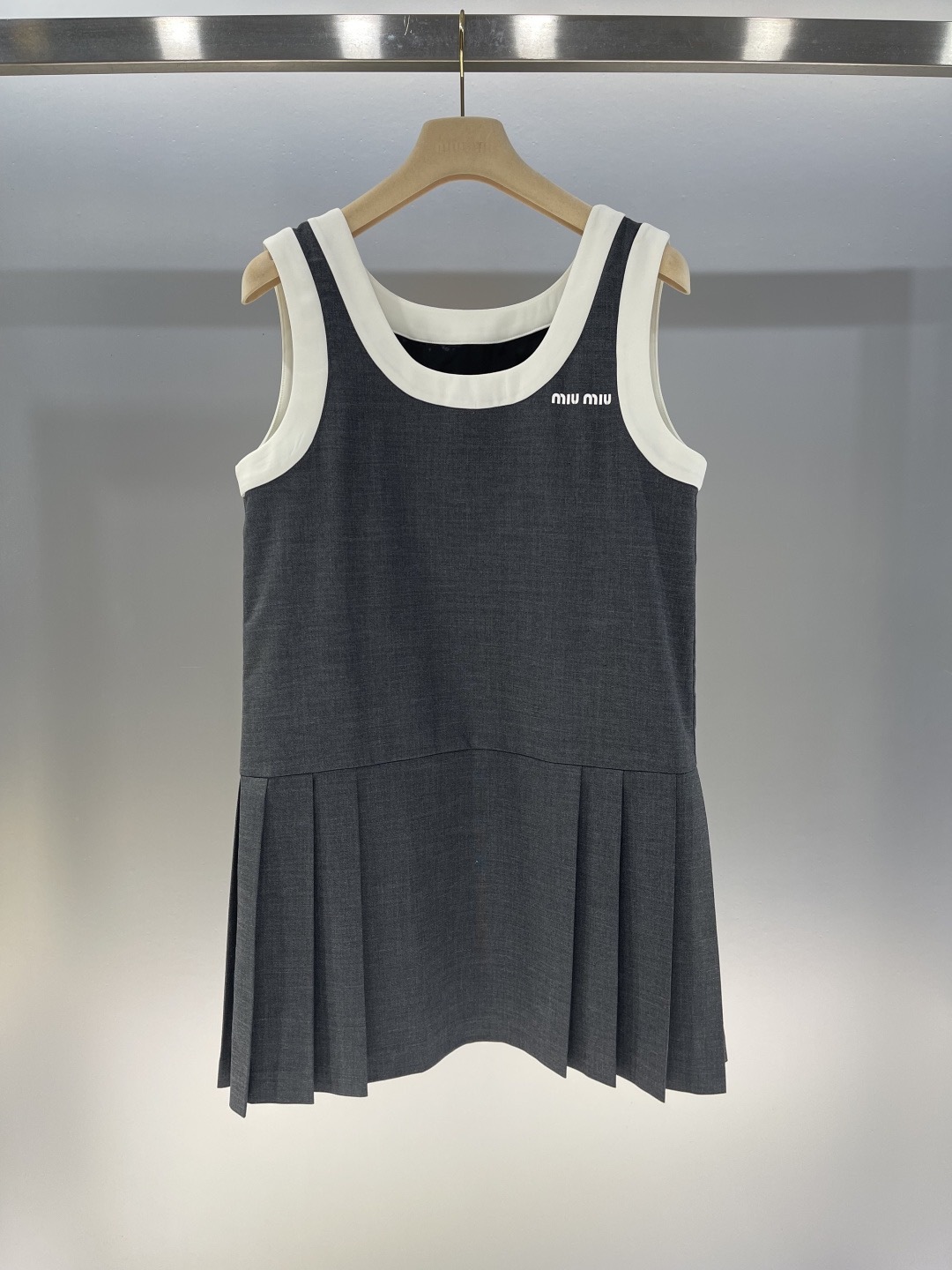 miumiu プリーツ グリザイユ ミニドレス