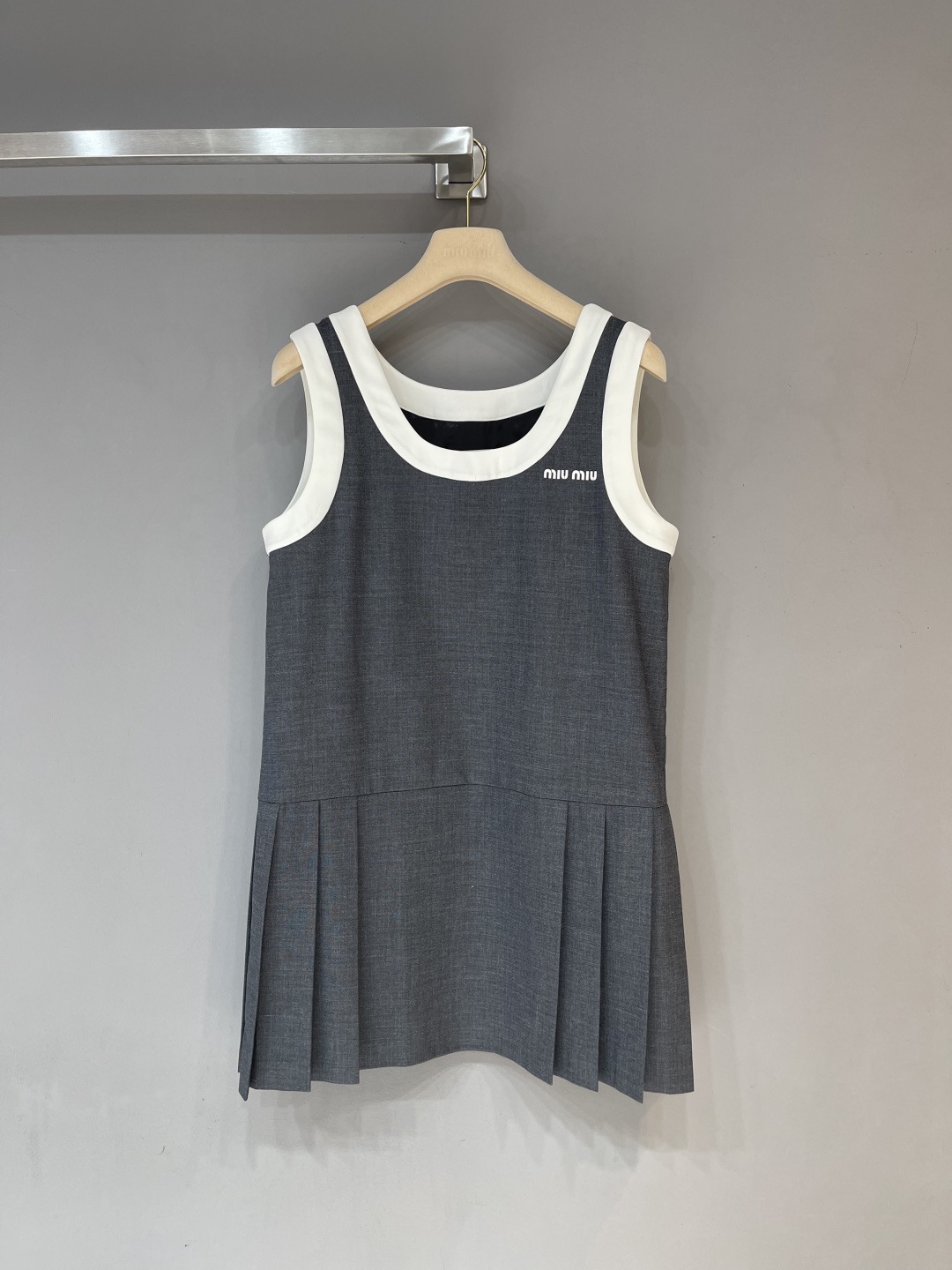 miumiu プリーツ グリザイユ ミニドレス