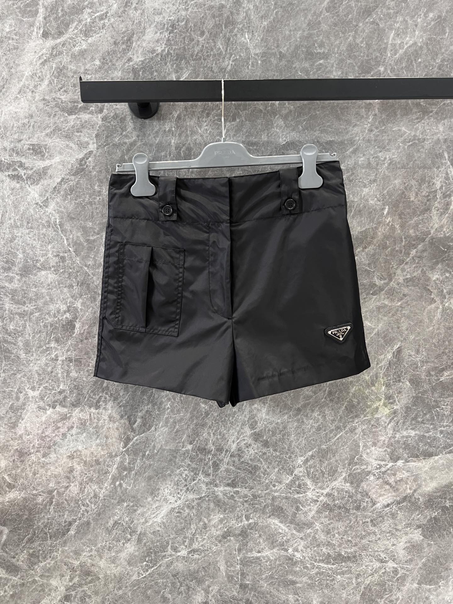 Prada Re-Nylon ショートパンツ