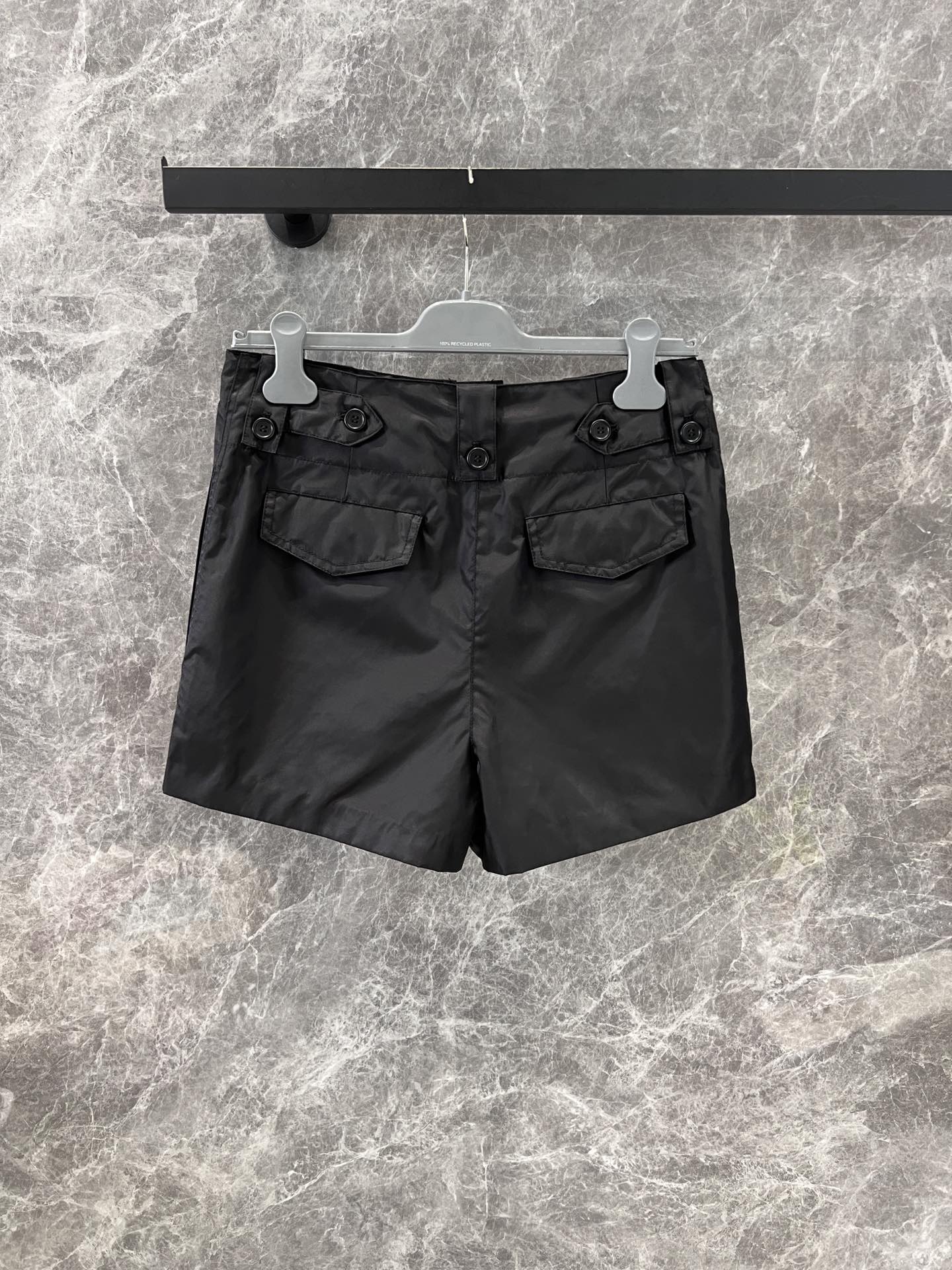 Prada Re-Nylon ショートパンツ