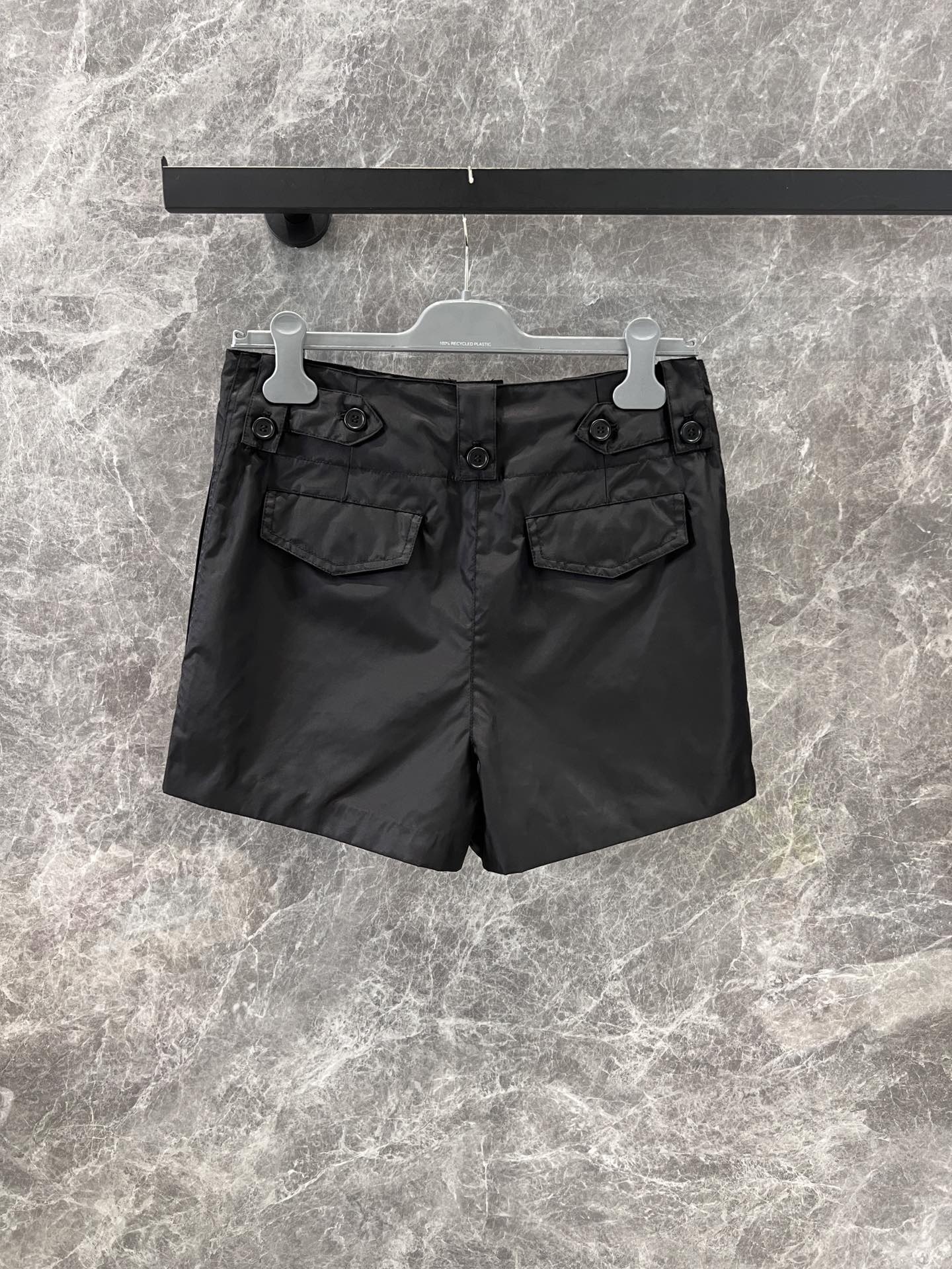 Prada Re-Nylon ショートパンツ