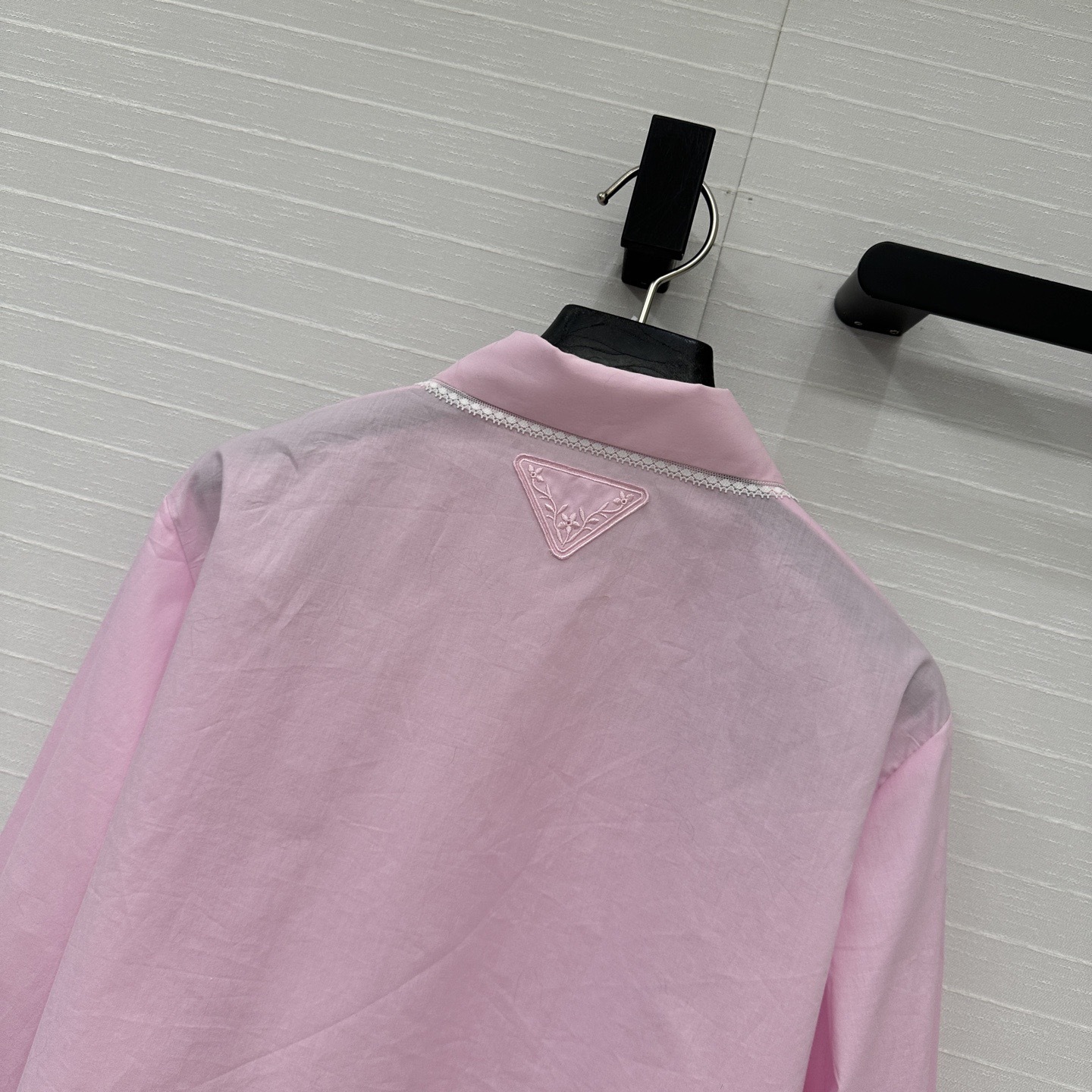 Prada エンブロイダリー バティスト クロップドシャツ