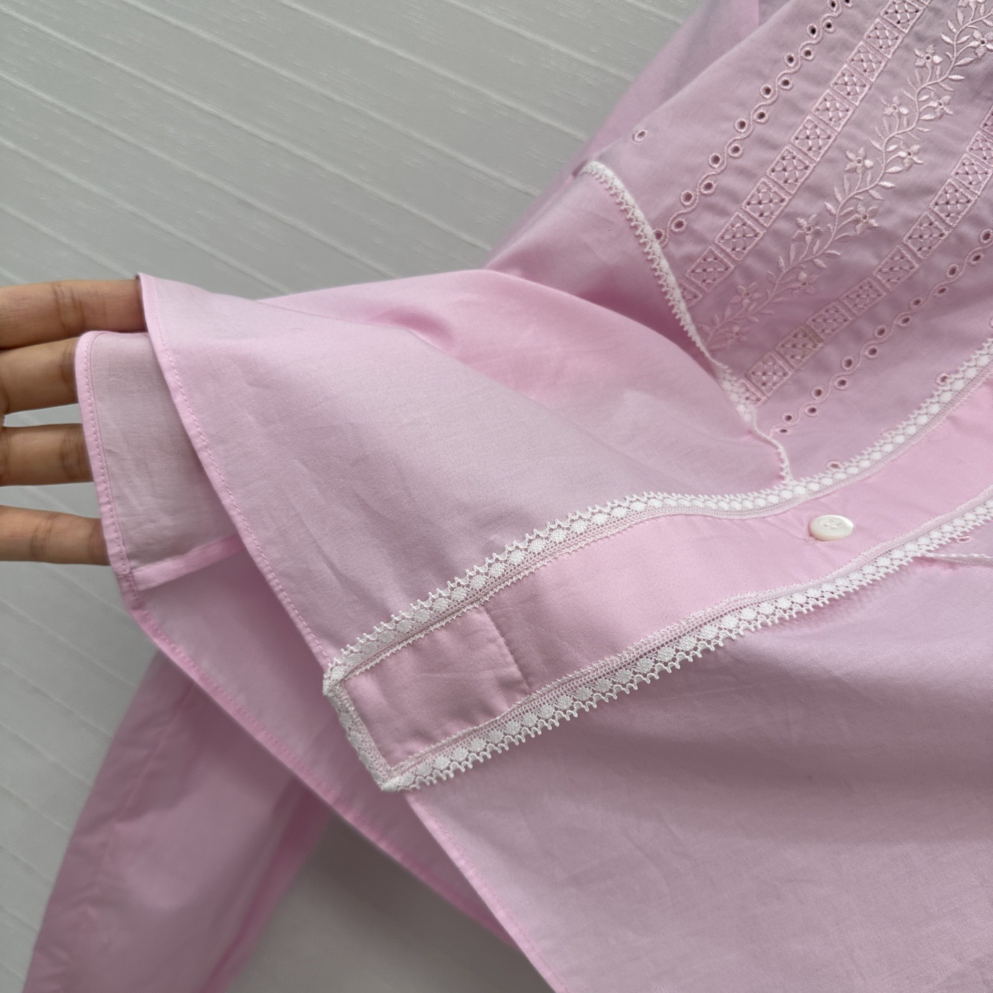 Prada エンブロイダリー バティスト クロップドシャツ