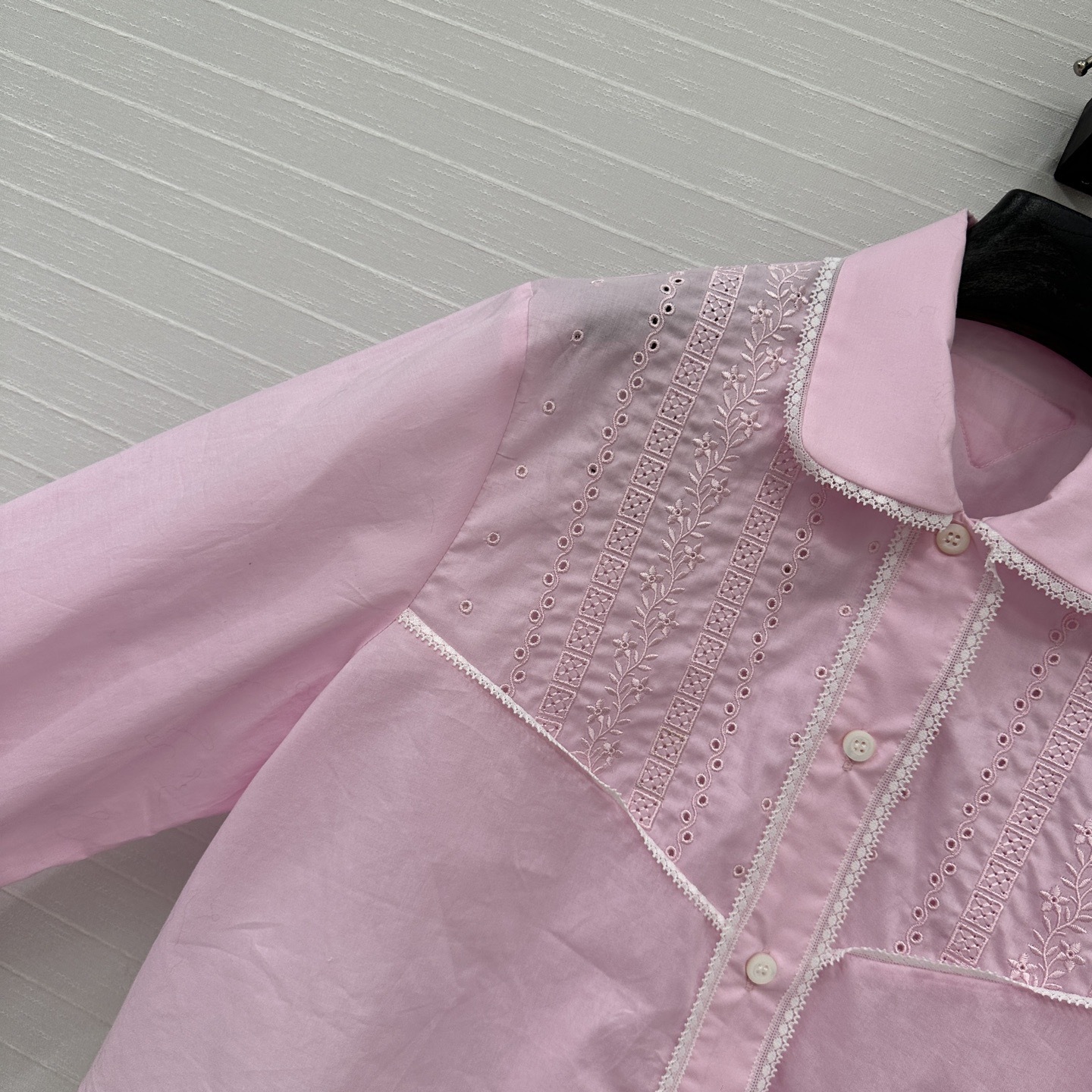 Prada エンブロイダリー バティスト クロップドシャツ