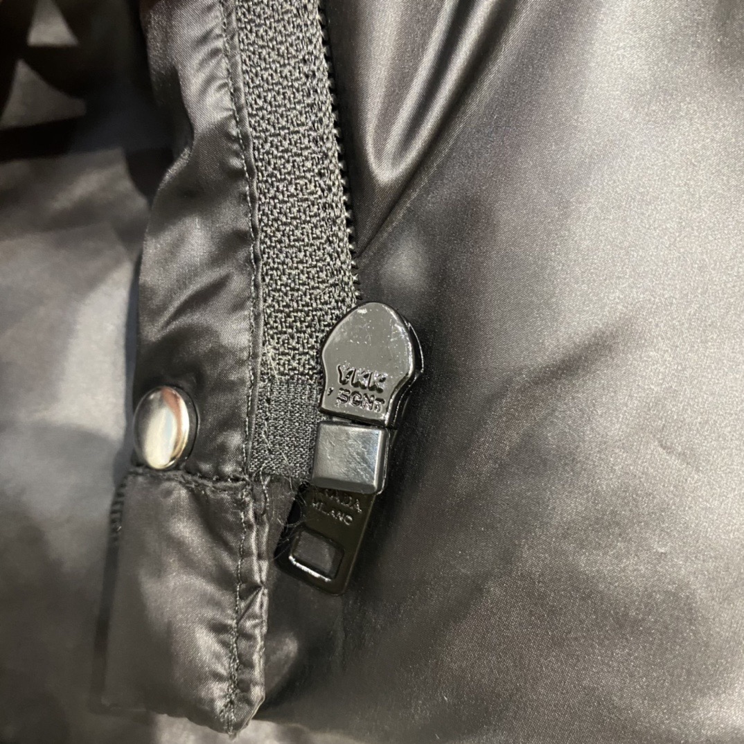 Prada Re-Nylon クロップド コンバーチブル ダウンジャケット