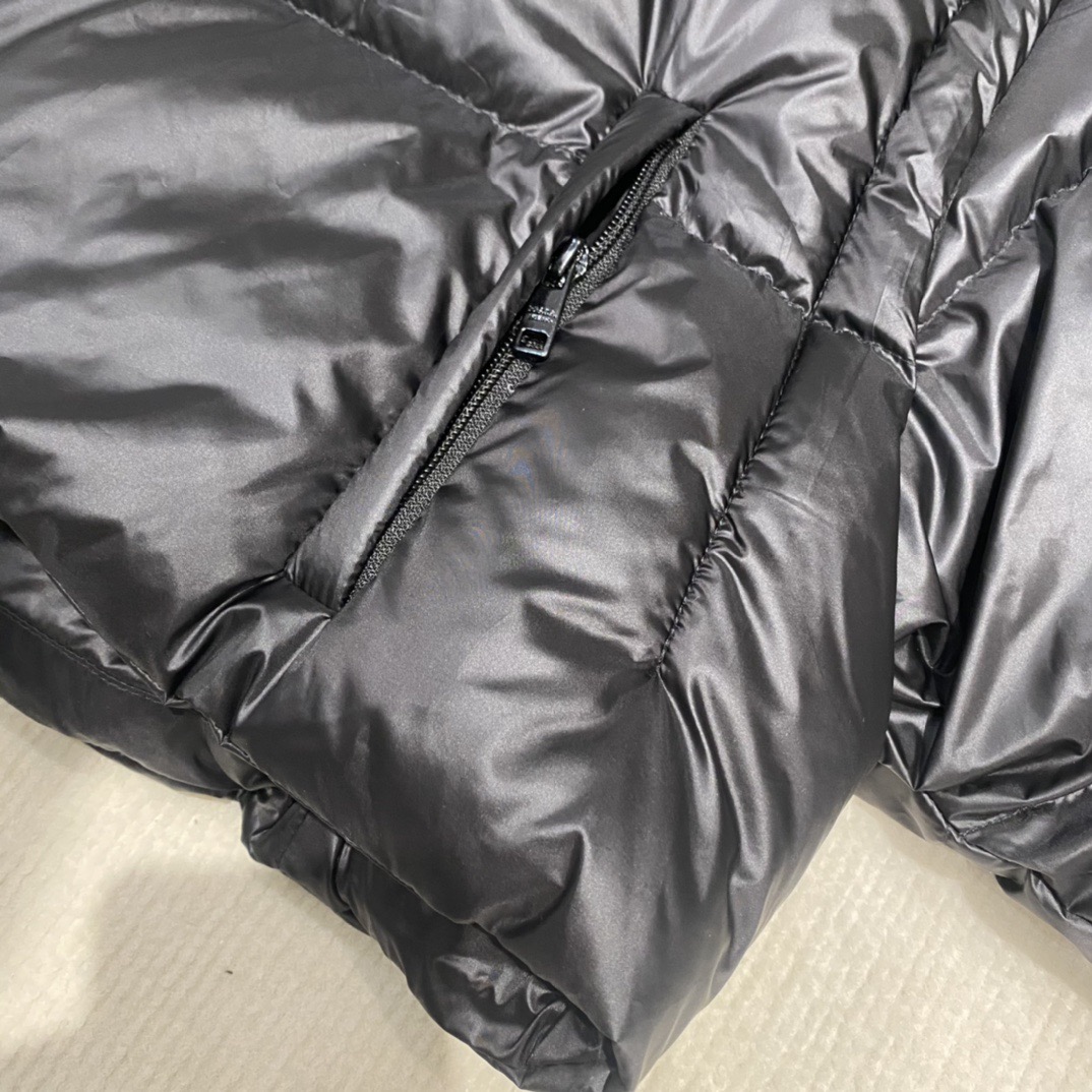 Prada Re-Nylon クロップド コンバーチブル ダウンジャケット
