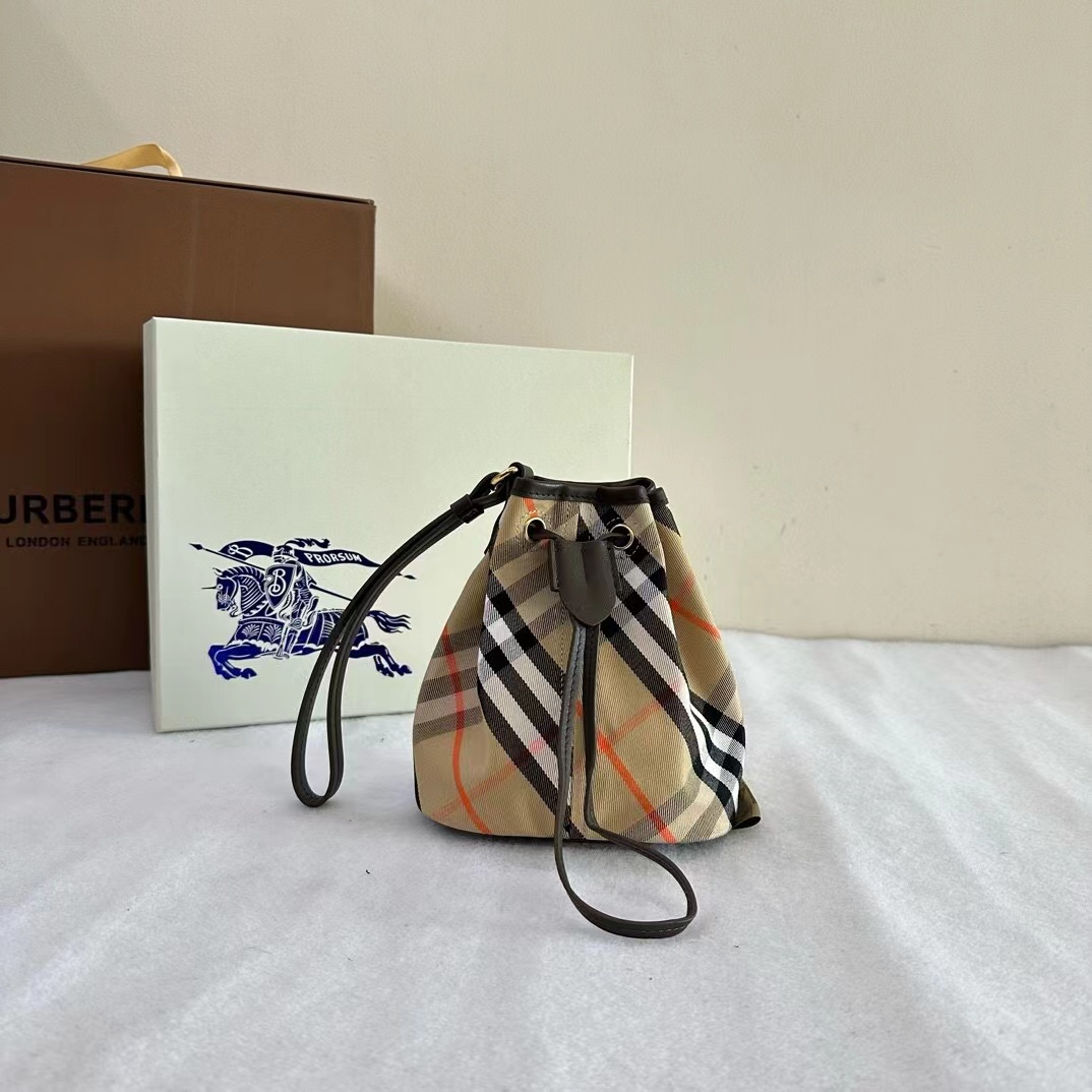 【BURBERRY】チェック ドローストリングポーチ