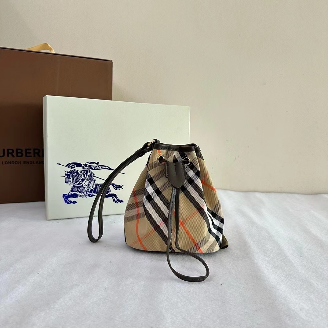 【BURBERRY】チェック ドローストリングポーチ