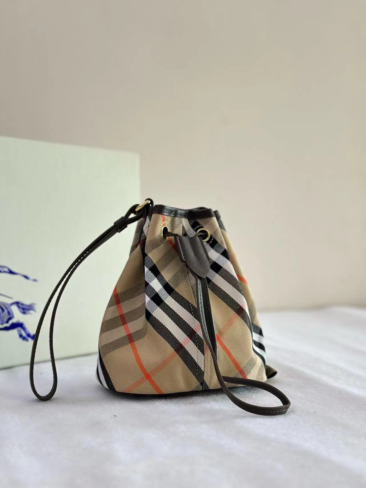 【BURBERRY】チェック ドローストリングポーチ