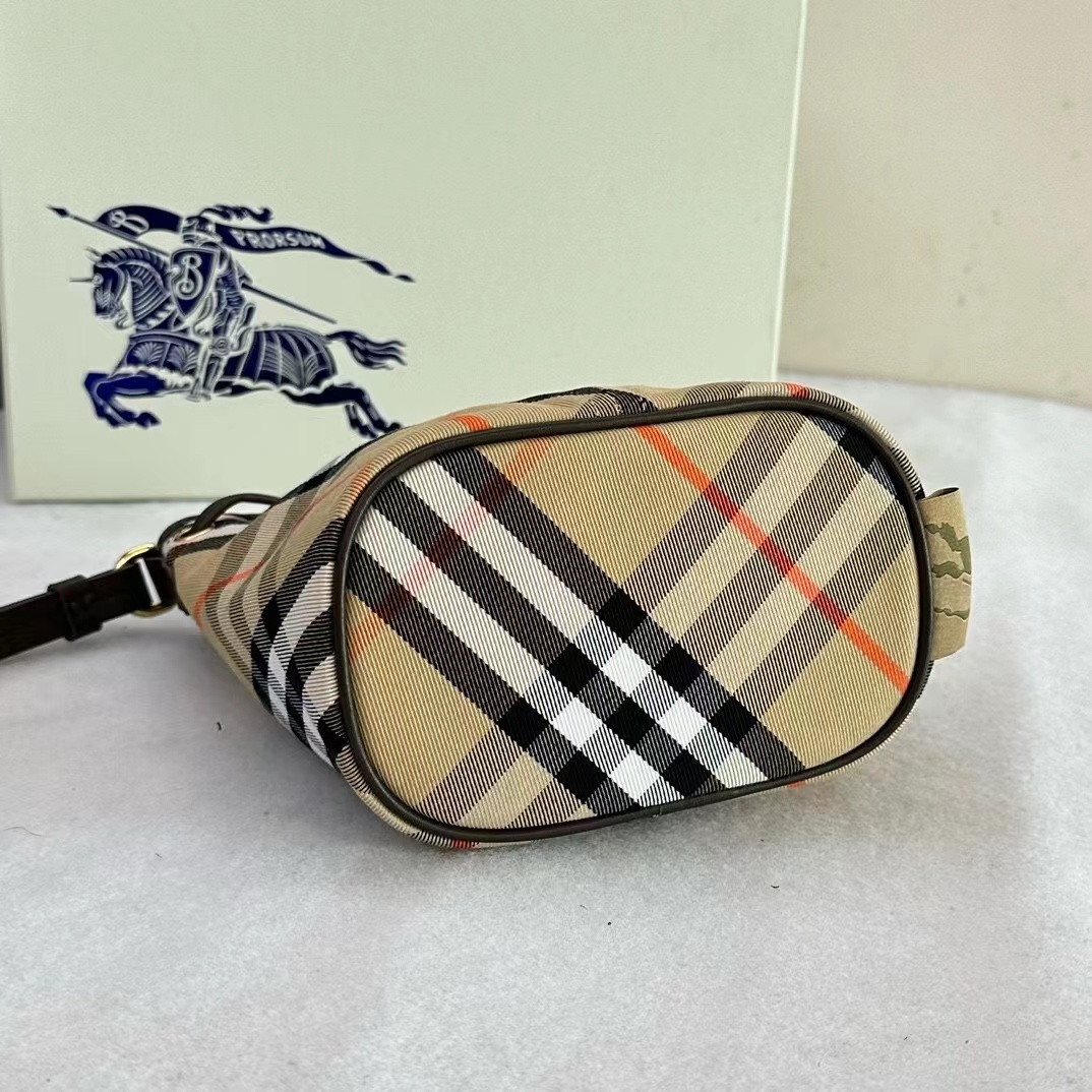 【BURBERRY】チェック ドローストリングポーチ