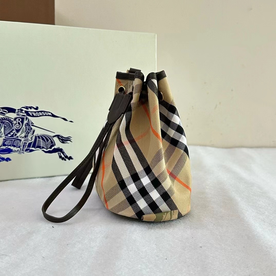 【BURBERRY】チェック ドローストリングポーチ