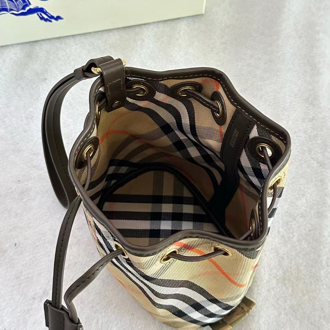 【BURBERRY】チェック ドローストリングポーチ