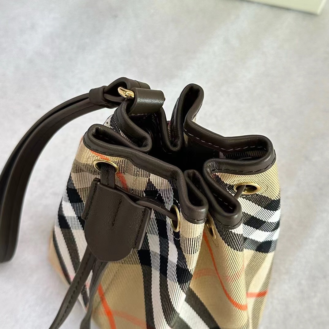 【BURBERRY】チェック ドローストリングポーチ