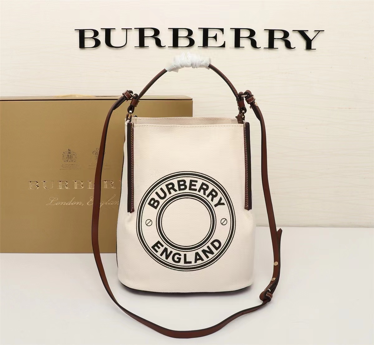 バーバリー BURBERRY スモール ロゴグラフィック コットンキャンバス ペギー バケットバッグ
