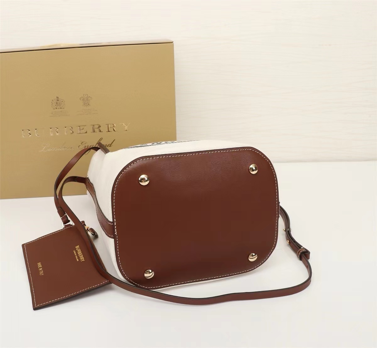 バーバリー BURBERRY スモール ロゴグラフィック コットンキャンバス ペギー バケットバッグ