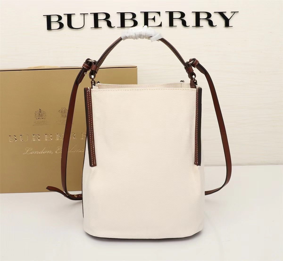 バーバリー BURBERRY スモール ロゴグラフィック コットンキャンバス ペギー バケットバッグ