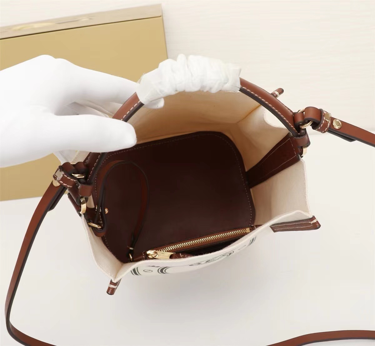 バーバリー BURBERRY スモール ロゴグラフィック コットンキャンバス ペギー バケットバッグ