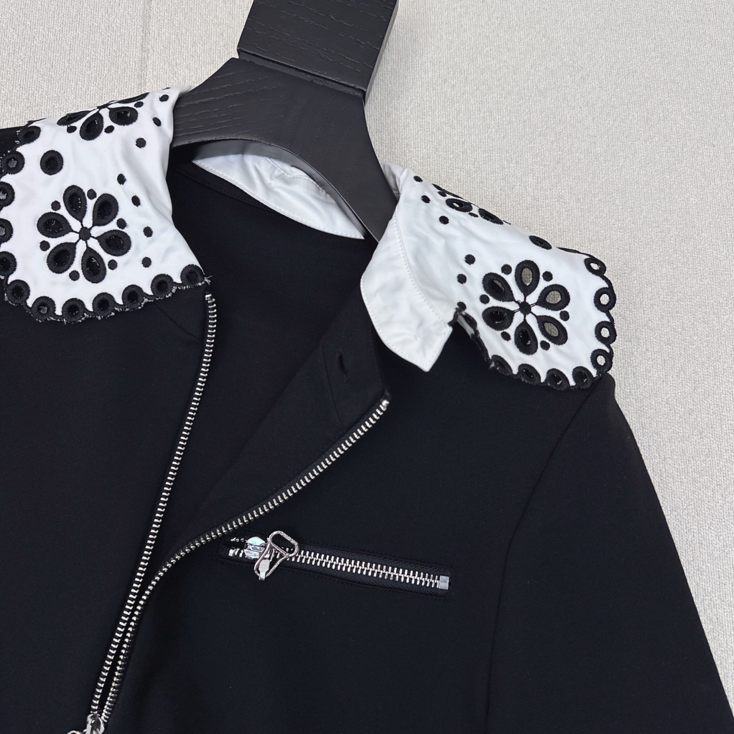 Louis vuitton ブロイダリーカラージップアップニットドレス
