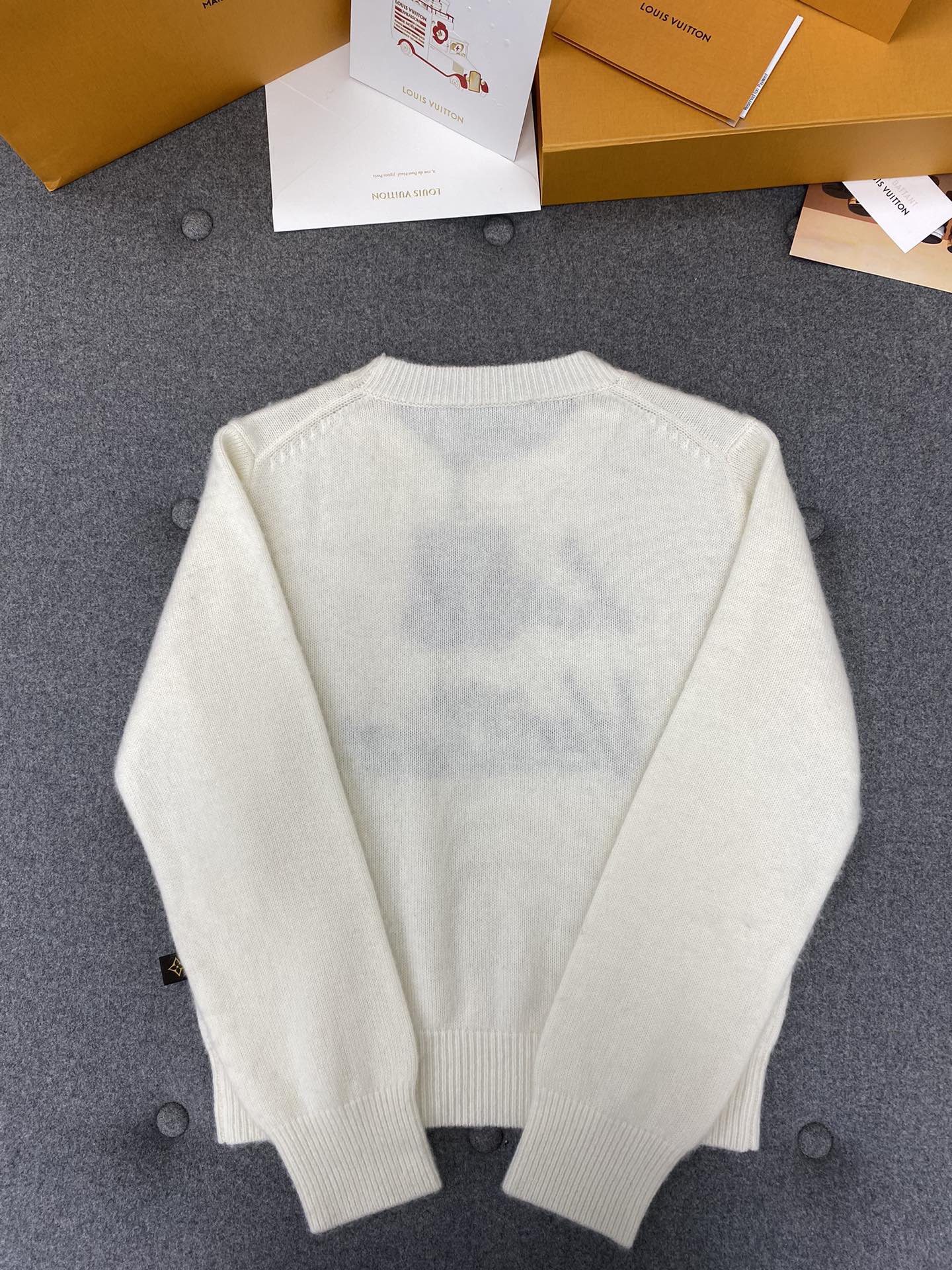 LouisVuittonブラッシュドニットプルオーバー