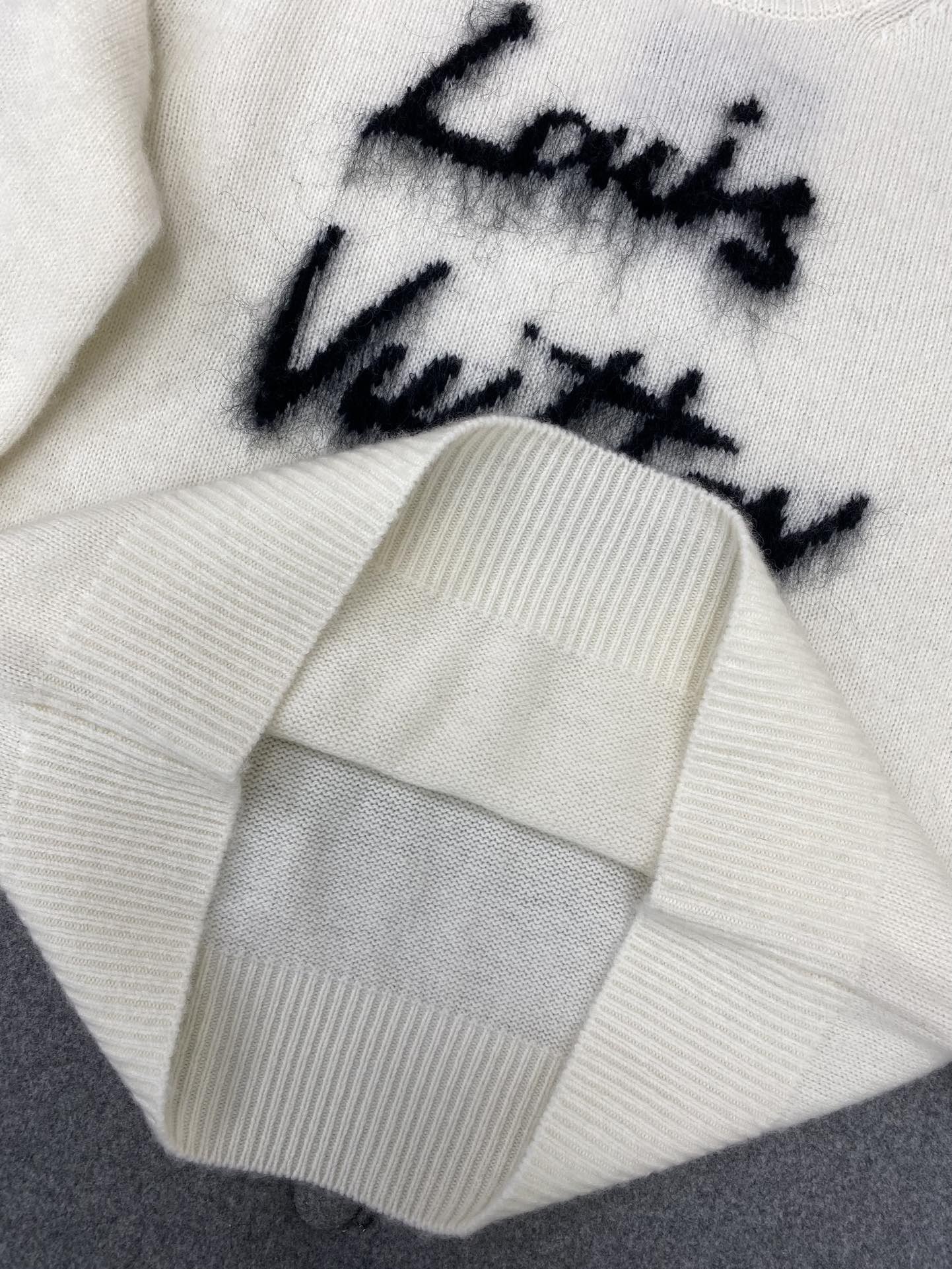 LouisVuittonブラッシュドニットプルオーバー