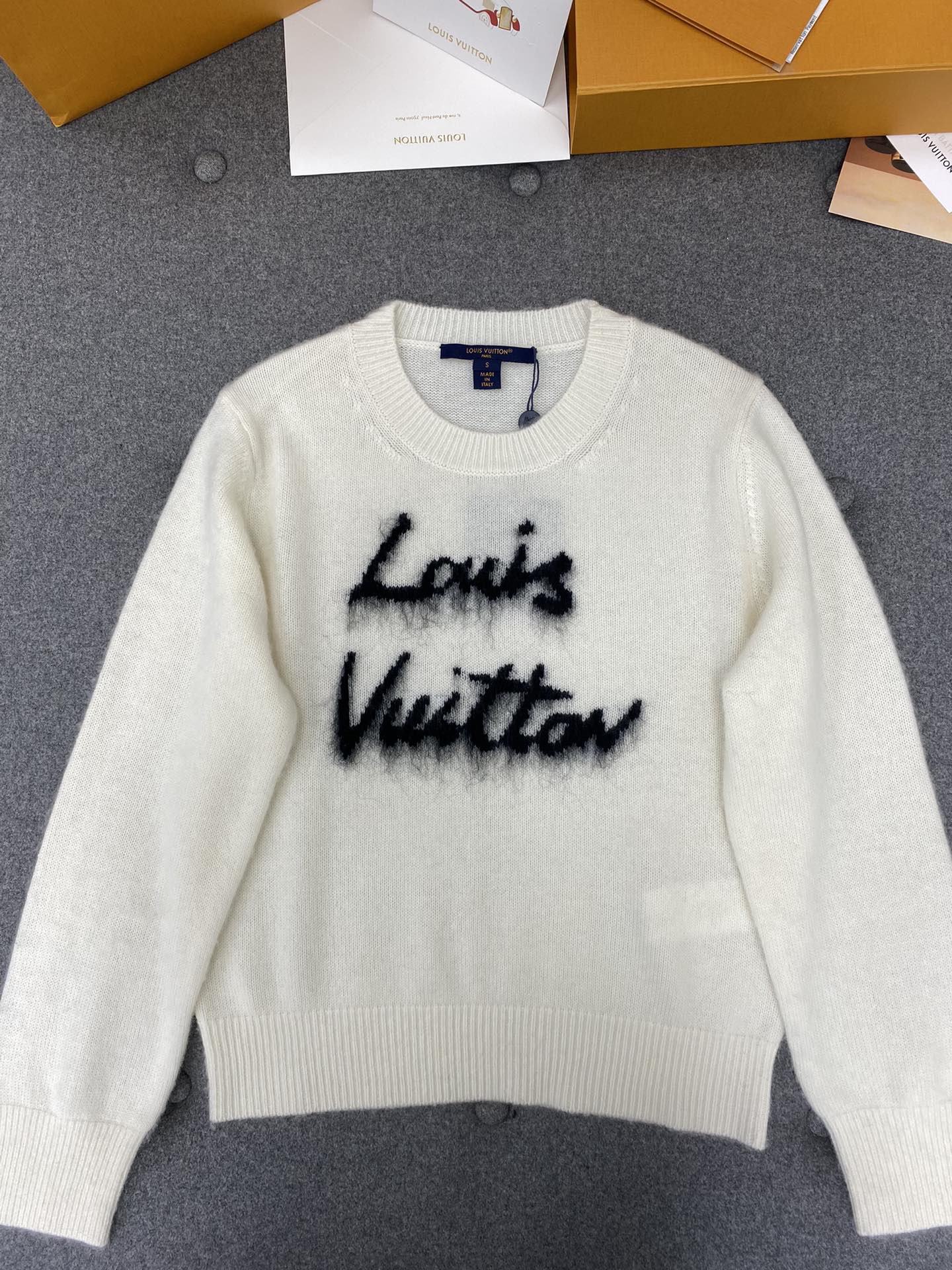 LouisVuittonブラッシュドニットプルオーバー