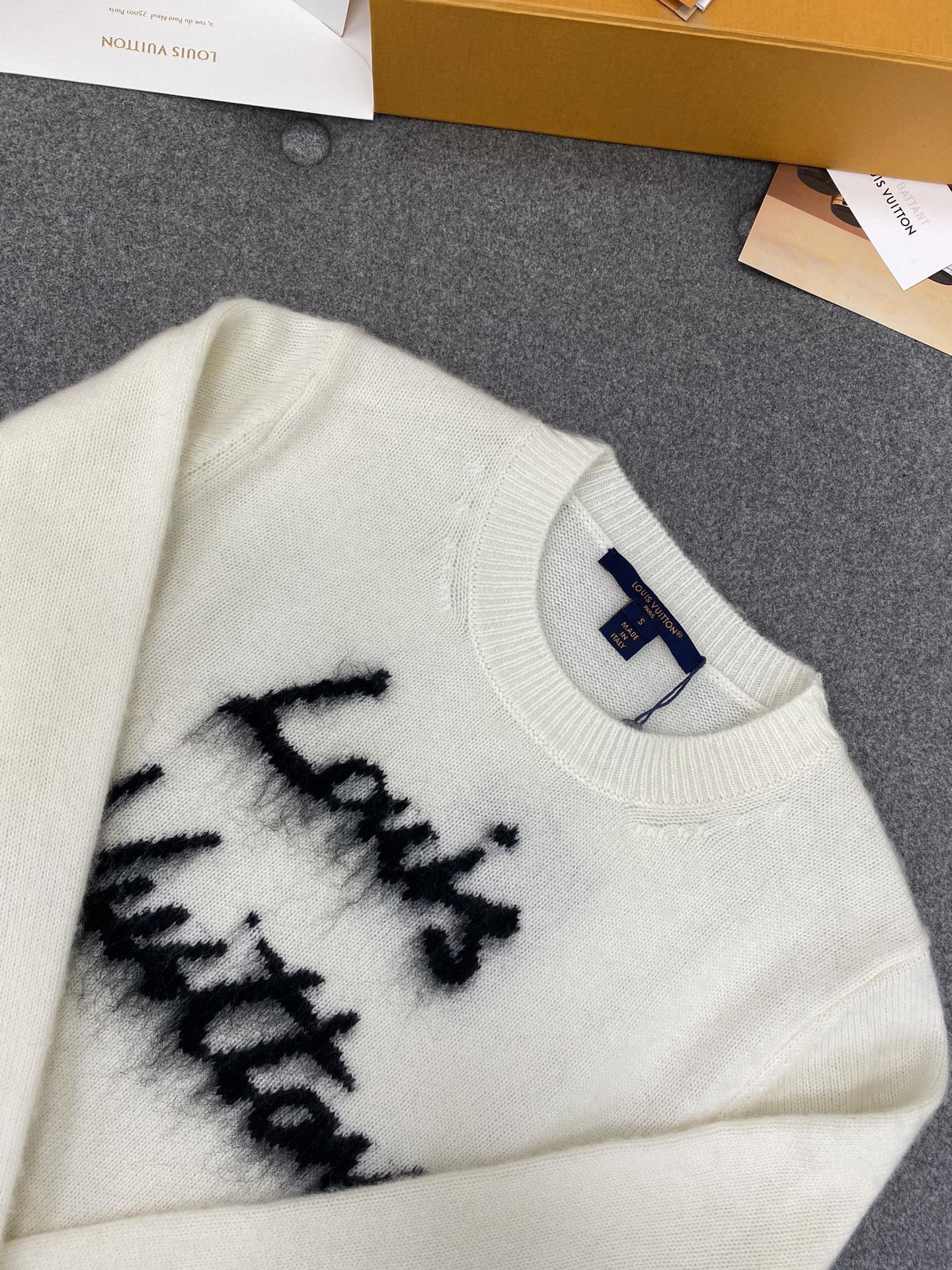 LouisVuittonブラッシュドニットプルオーバー