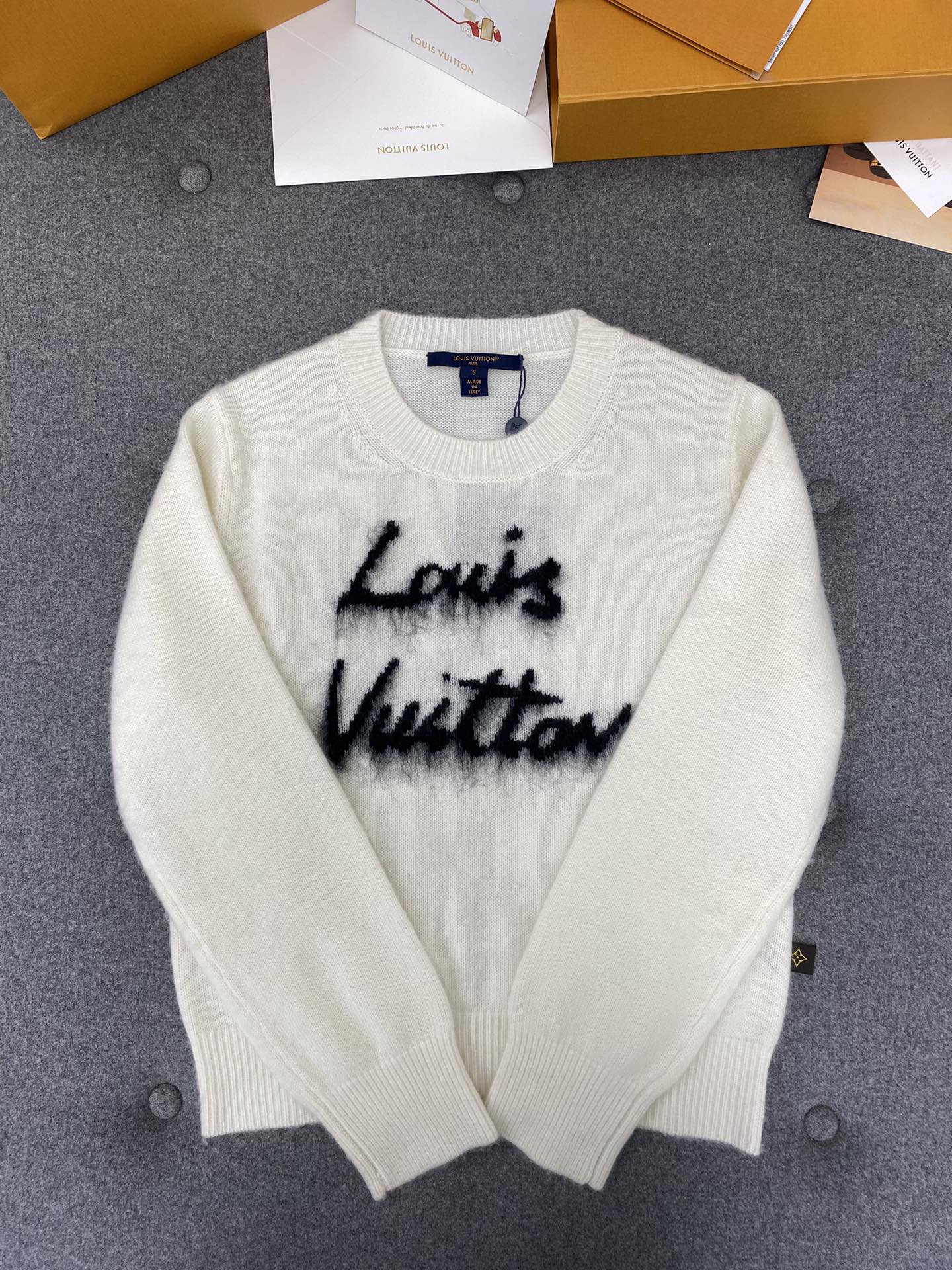 LouisVuittonブラッシュドニットプルオーバー