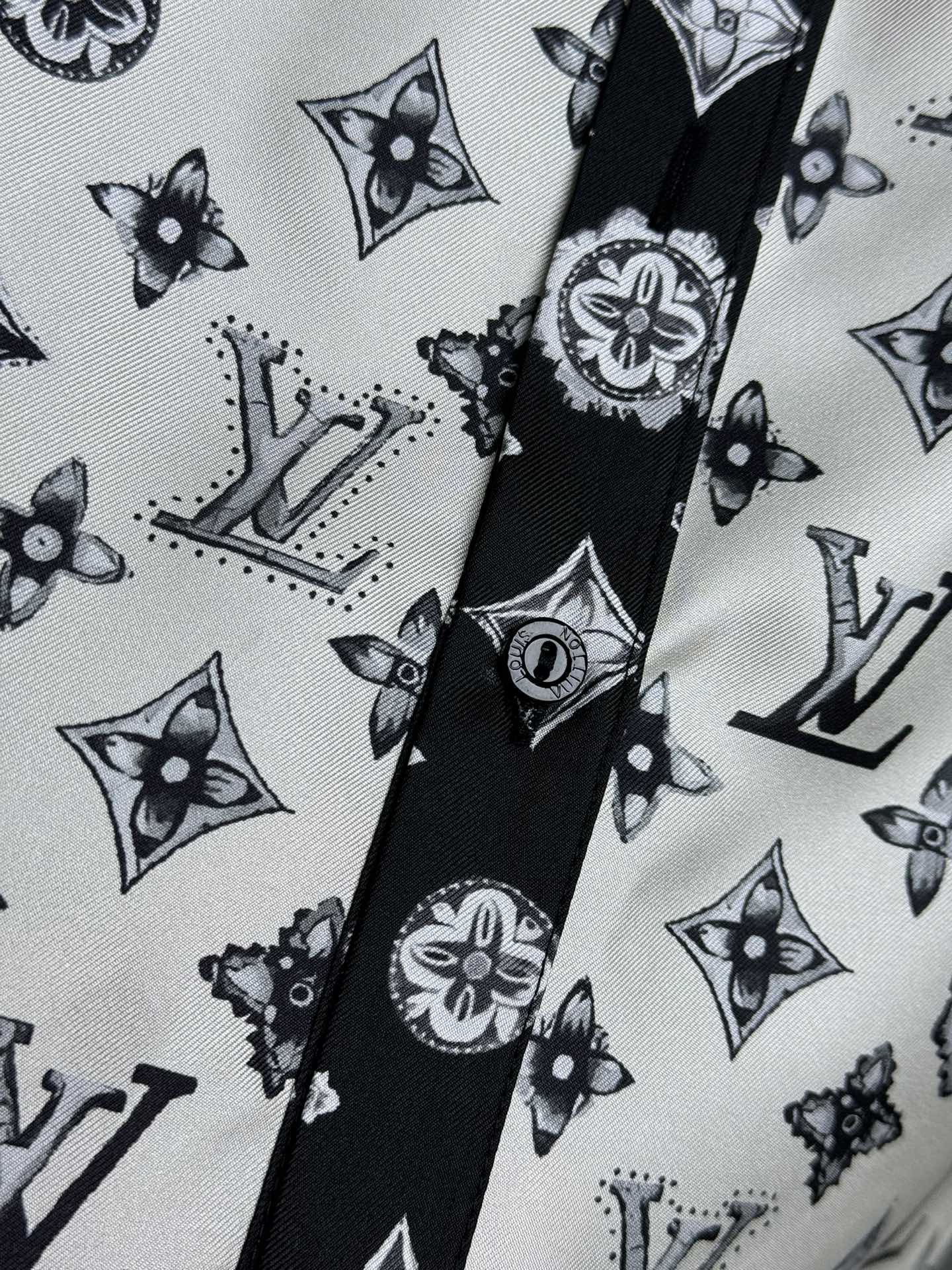 Louis vuitton モノグラムシルクシャツ