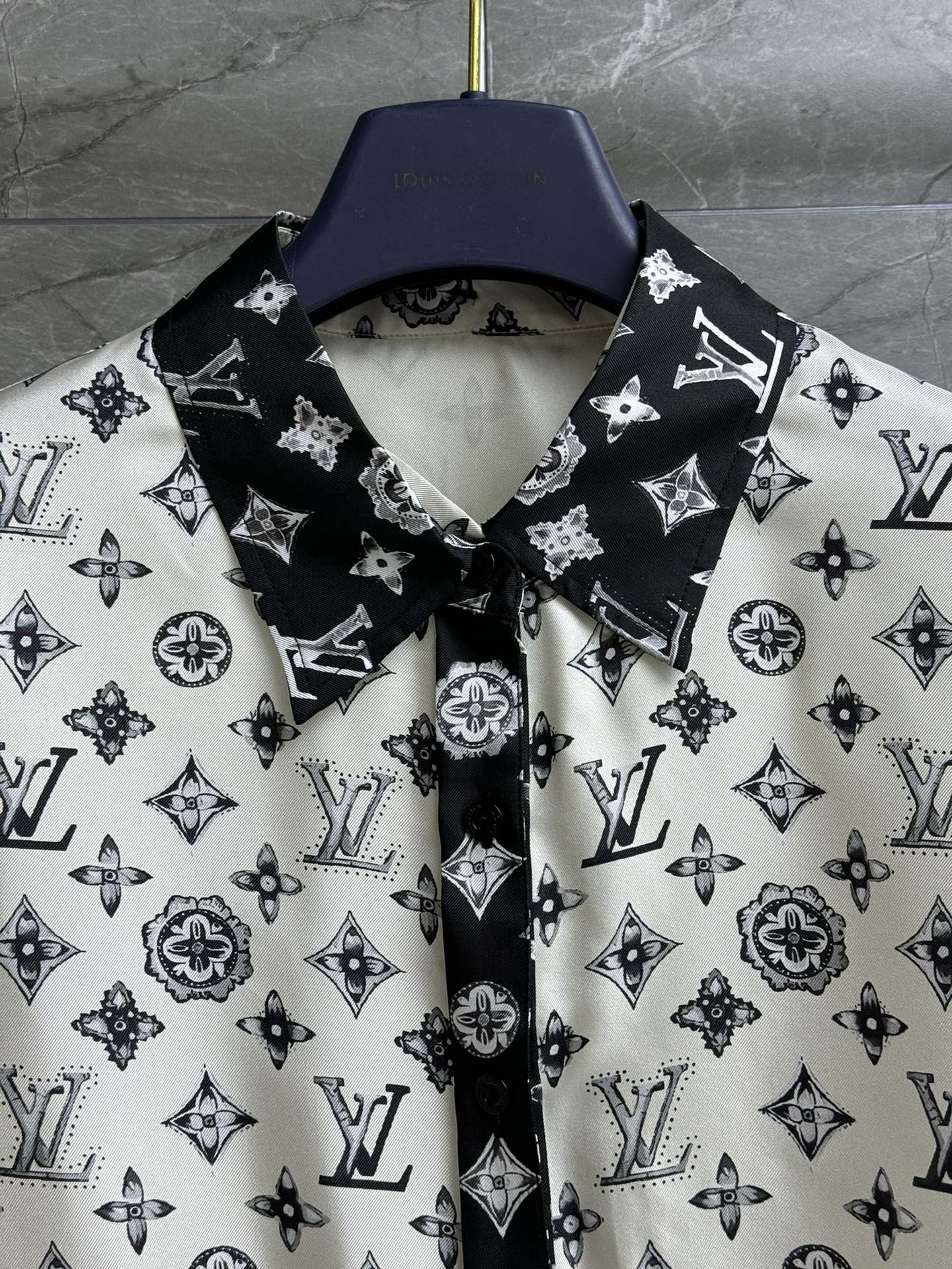Louis vuitton モノグラムシルクシャツ