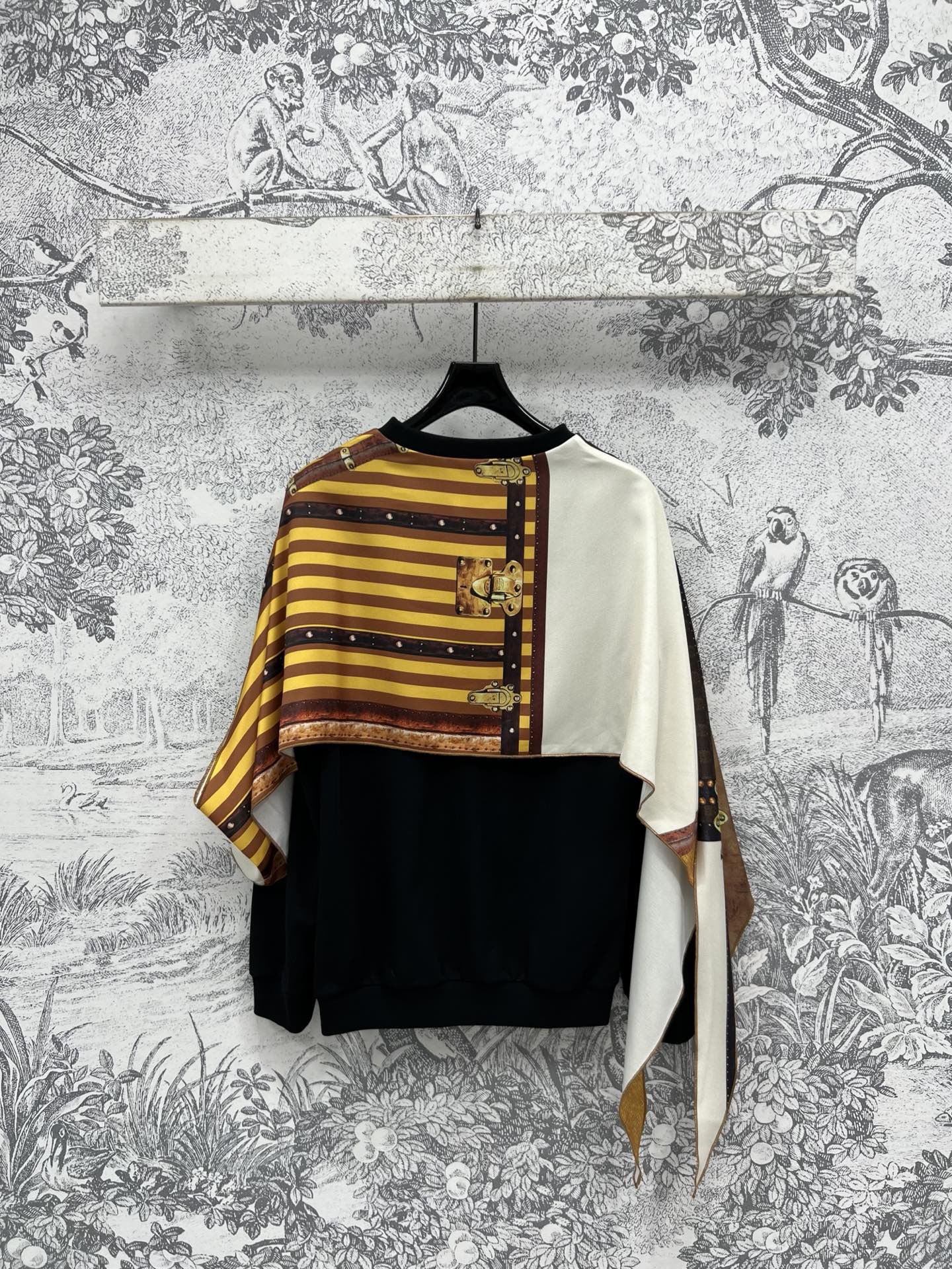 Louis vuitton トランクインサートプルオーバー