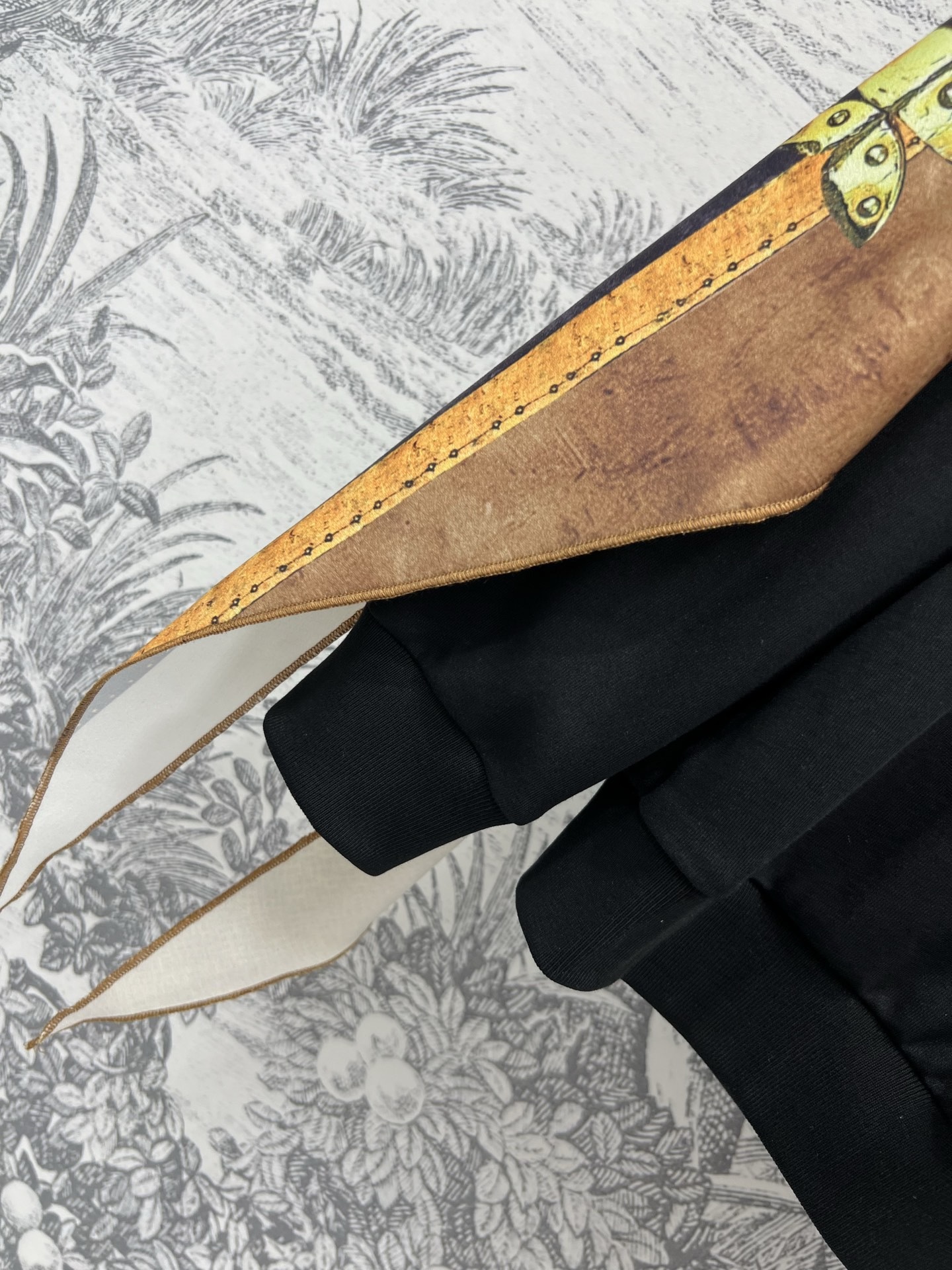 Louis vuitton トランクインサートプルオーバー