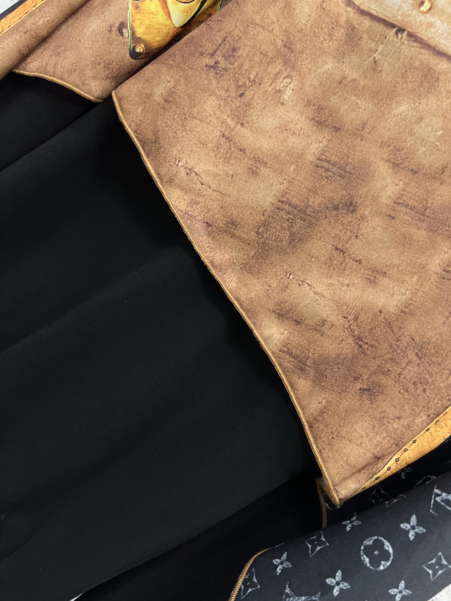 Louis vuitton トランクインサートプルオーバー